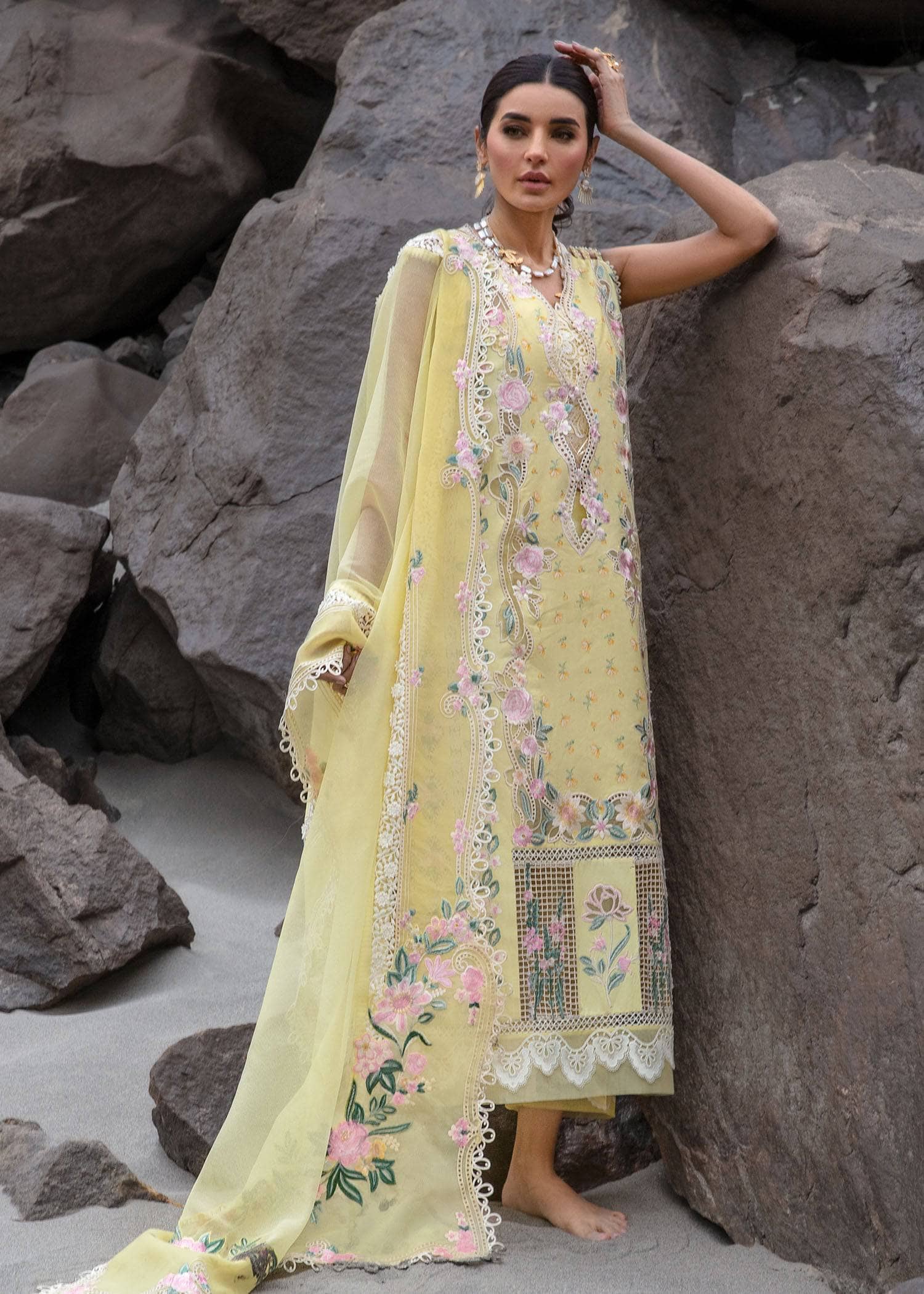 img_crimson_lawn_24_awwal_boutique