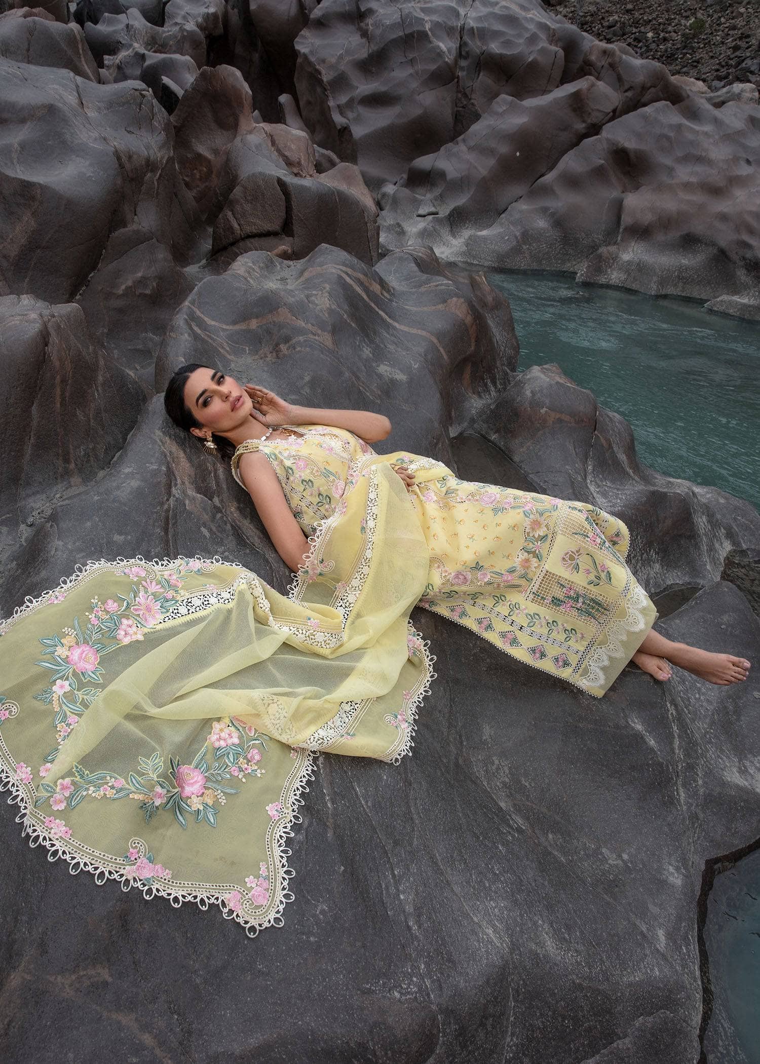 img_crimson_lawn_24_awwal_boutique