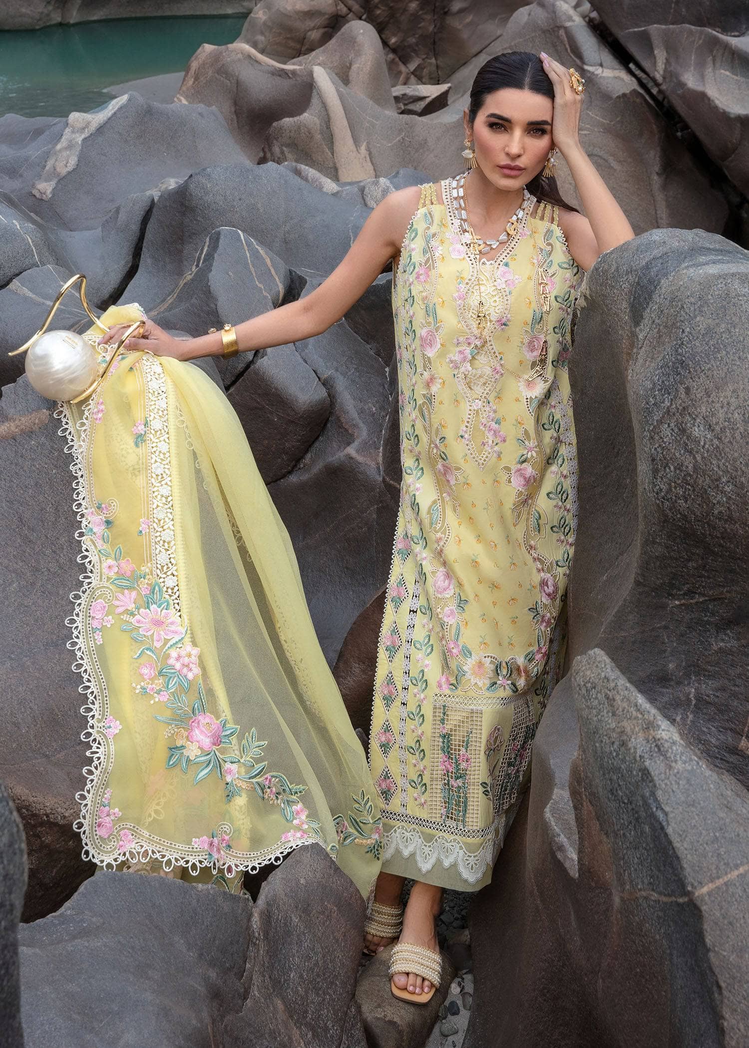 img_crimson_lawn_24_awwal_boutique
