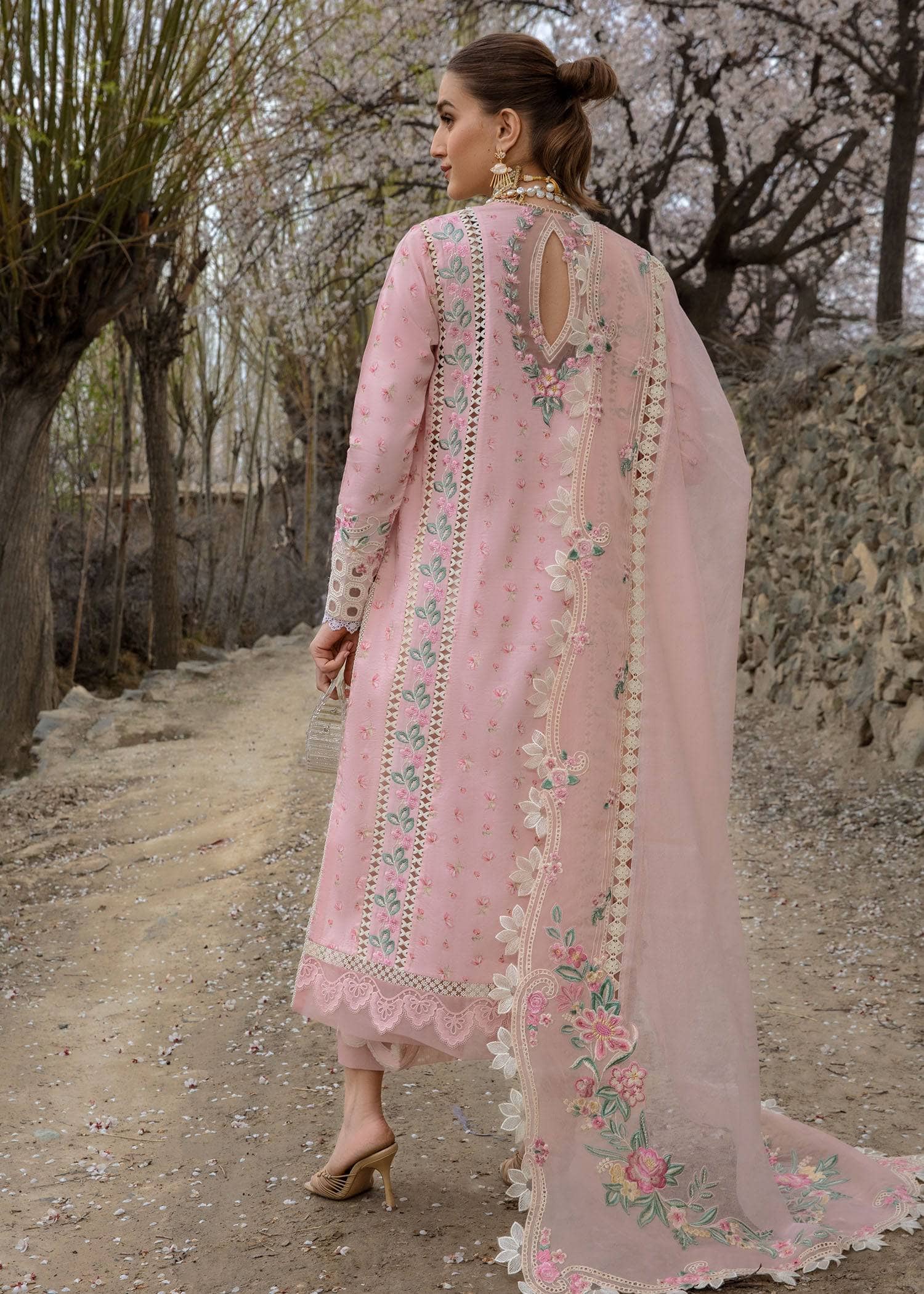 img_crimson_lawn_awwal_boutique