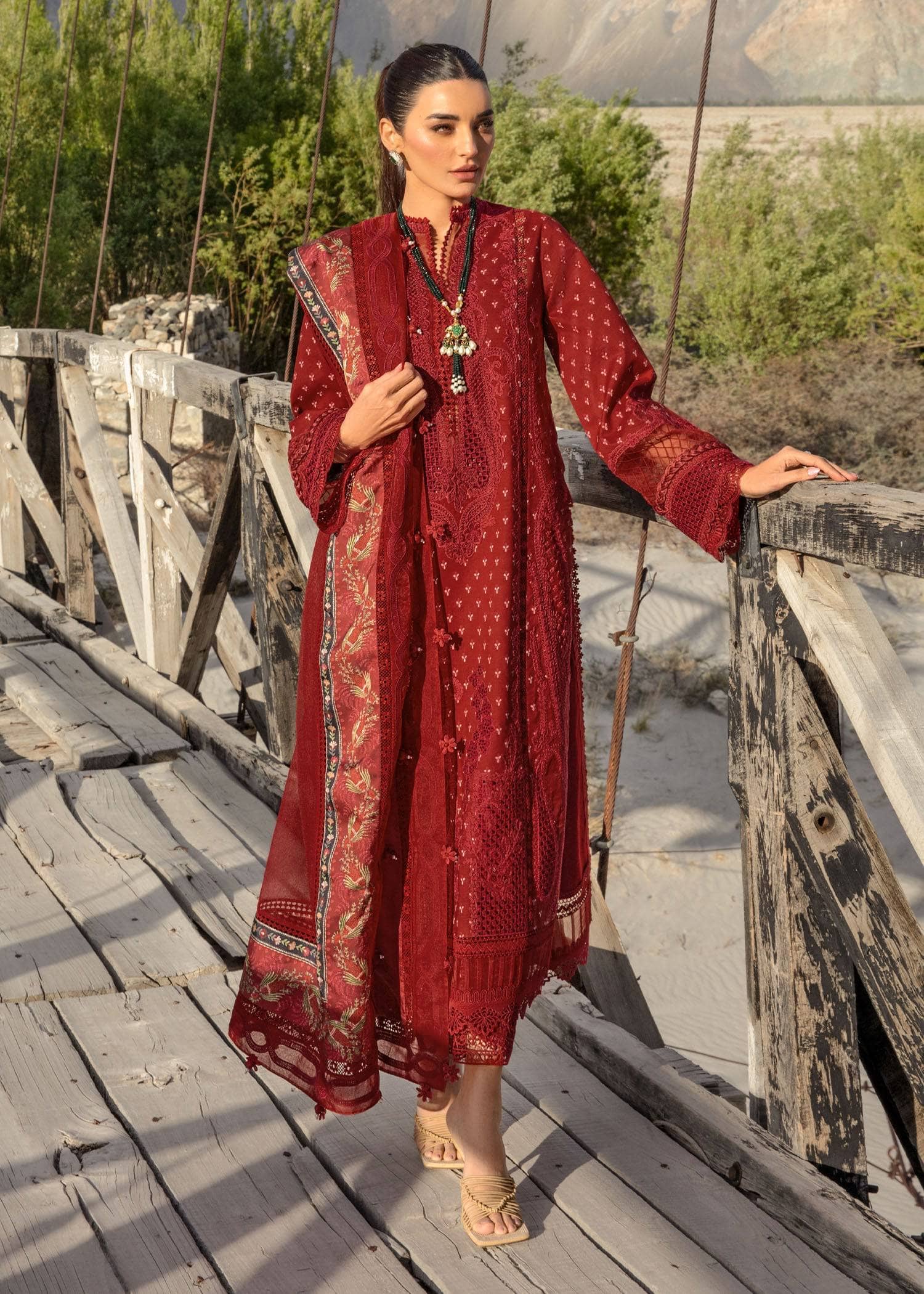 img_crimson_lawn_24_awwal_boutique