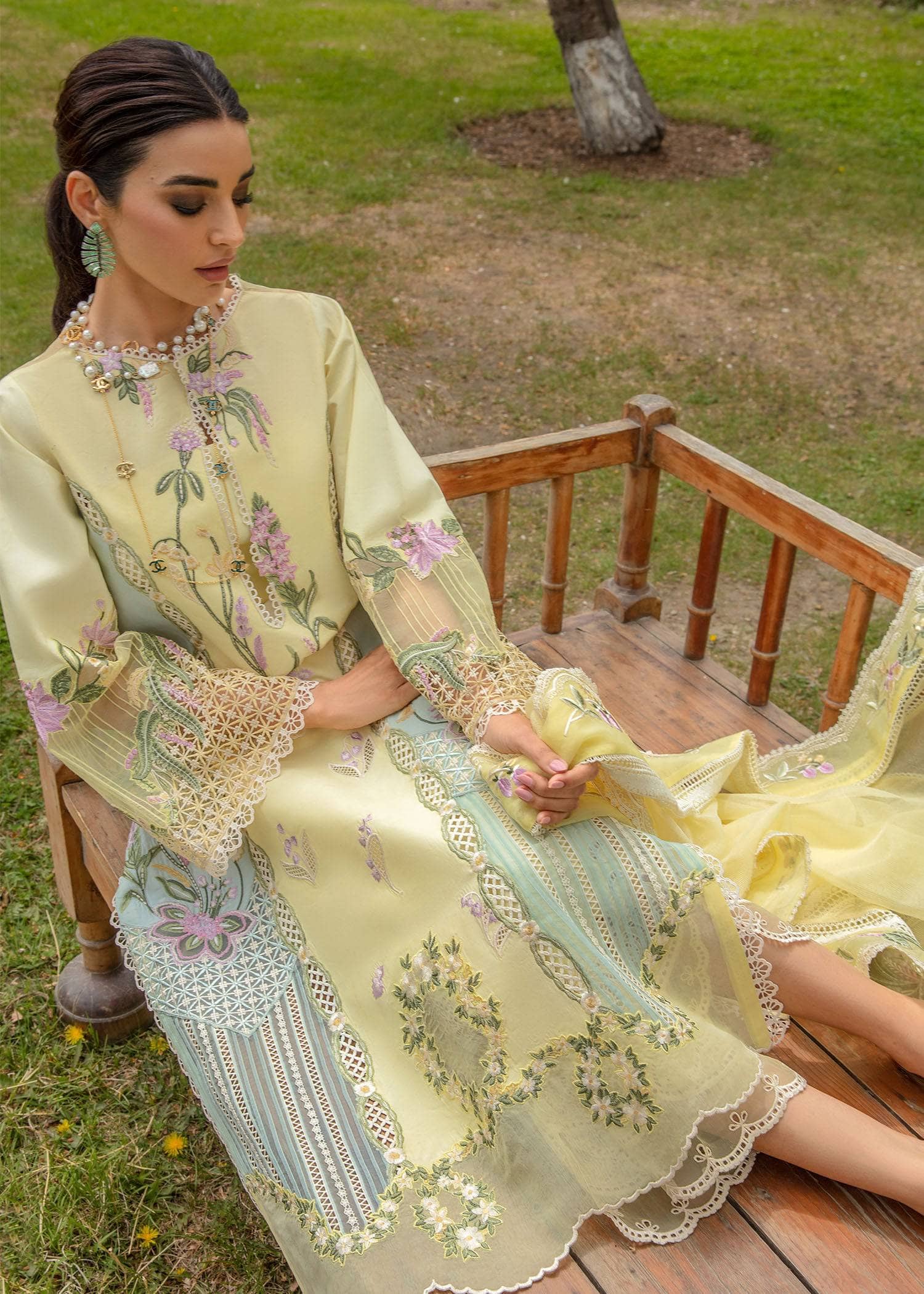 img_crimson_lawn_24_awwal_boutique