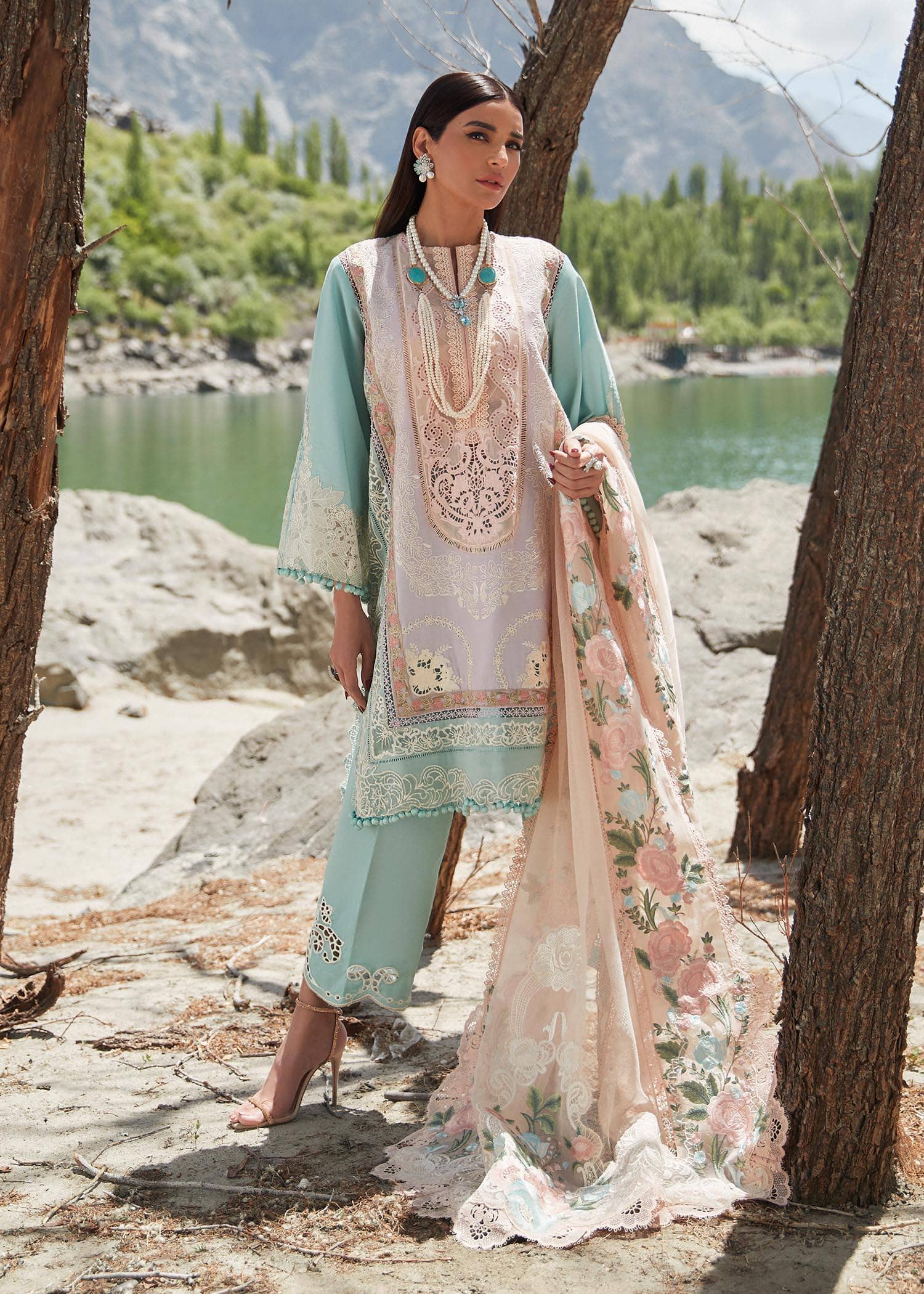 img_crimson_lawn_23_awwal_boutique