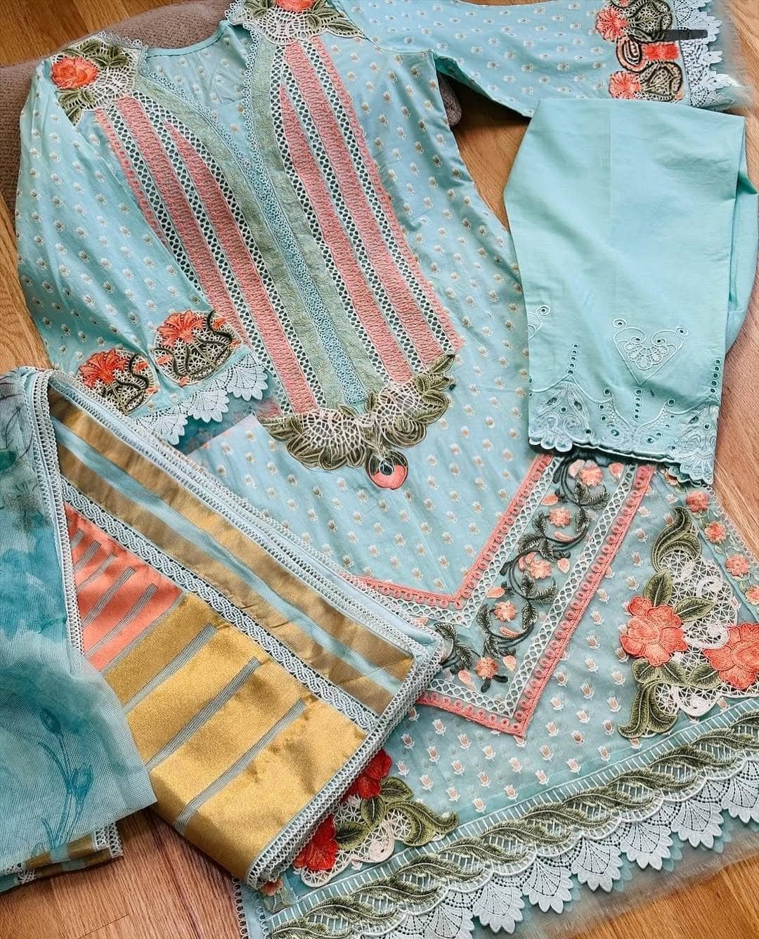 Stitched Look of Unstitched Crimson Luxury Lawn/Vol 2/Shigar - D5 B/Size- S M L XL