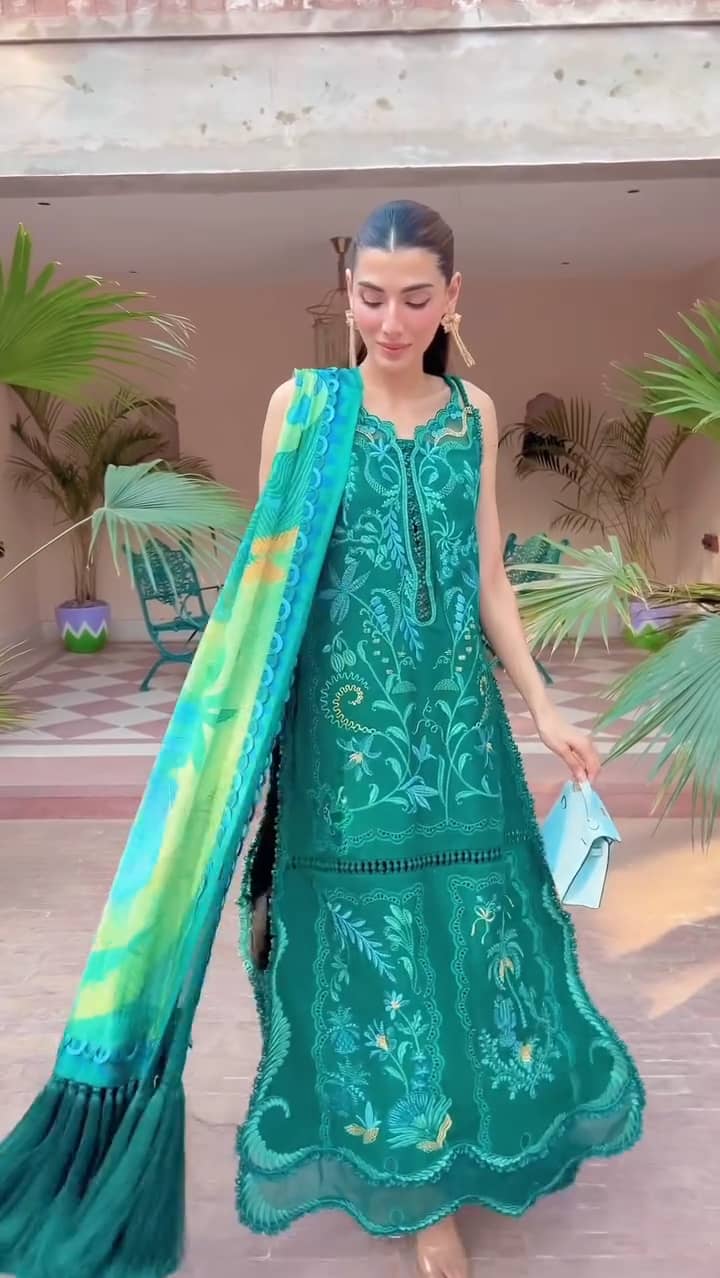 img_spotted_in_crimson_lawn_awwal_boutique