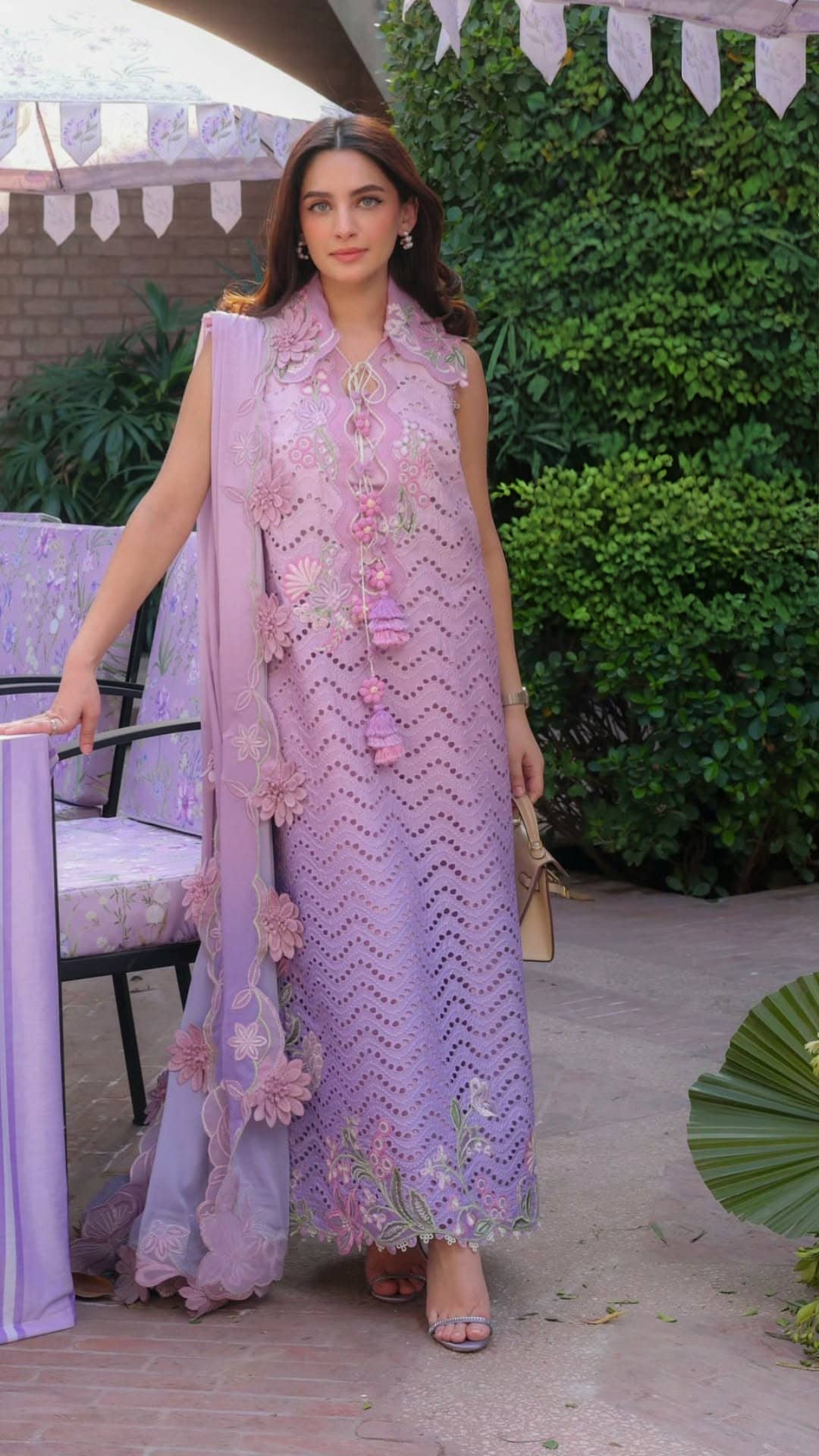 img_crimson_lawn_by_awwal_boutique