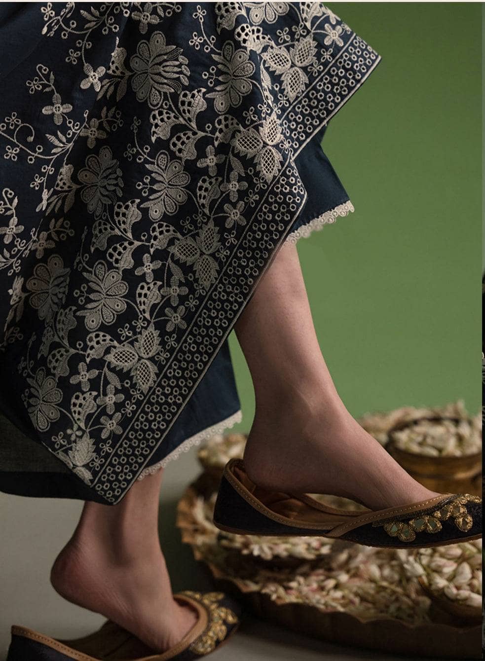 img_cross_stitch_chikankari_lawn_24_awwal_boutique
