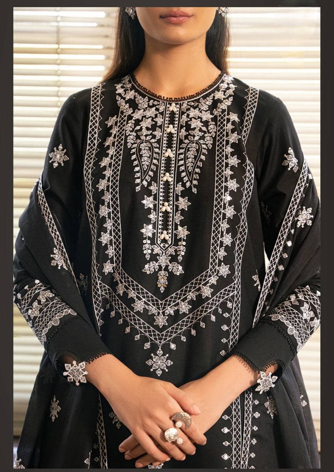 img_cross_stitch_mahiri_lawn_24_awwal_boutique
