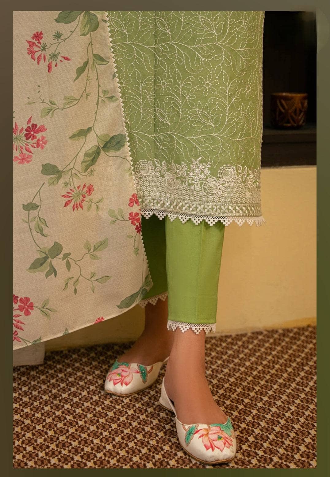 img_cross_stitch_mahiri_lawn_24_awwal_boutique