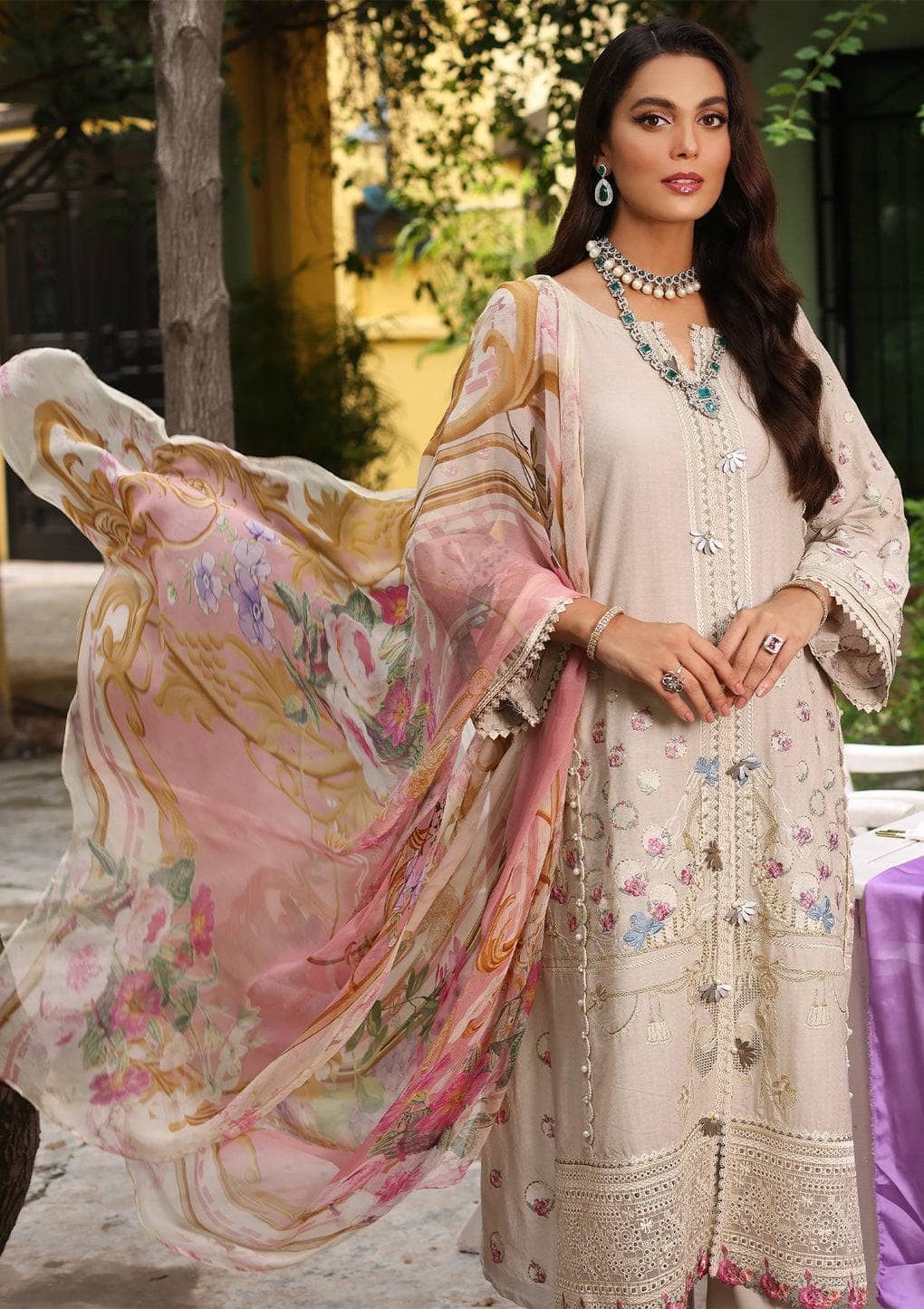 img_luxe_by_elaf_lawn_23_awwal_boutique