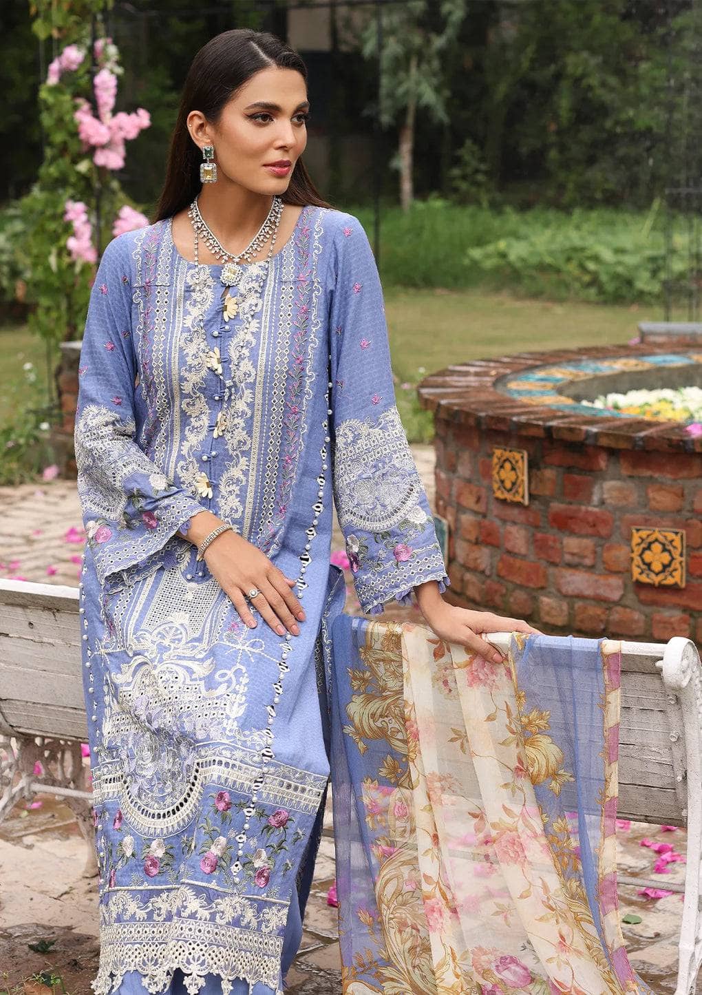 img_luxe_by_elaf_lawn_23_awwal_boutique