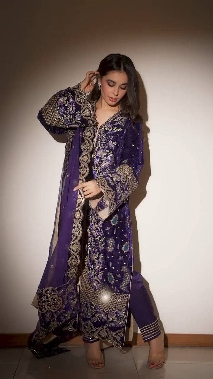 img_emaan_adeel_velvet_awwal_boutique