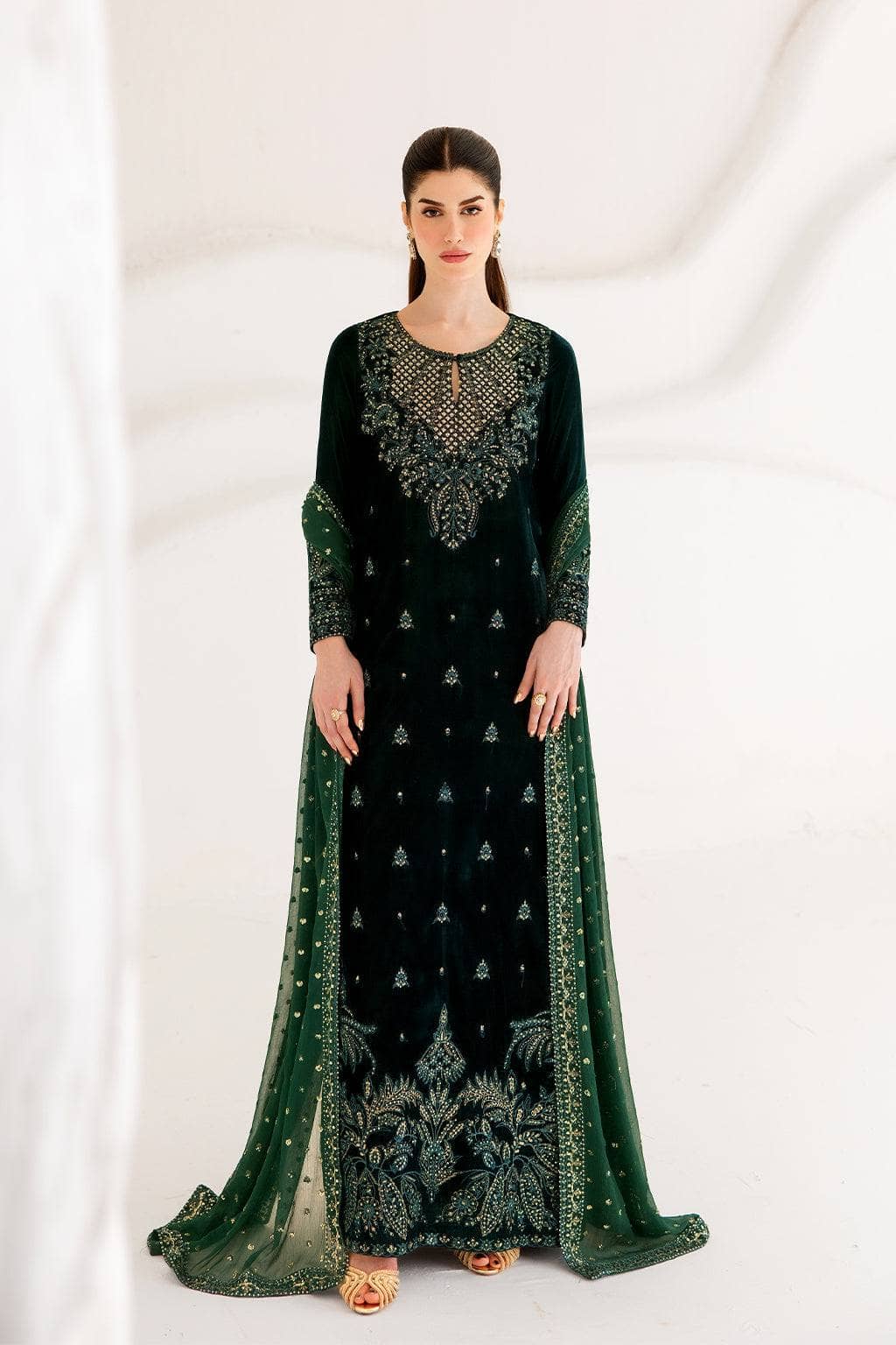 img_emaan_adeel_velvet_collection_awwal_boutique