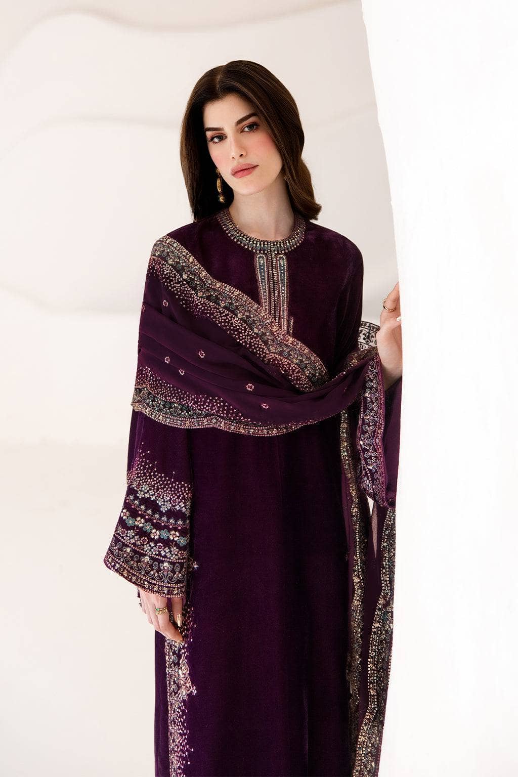 img_emaan_adeel_velvet_collection_awwal_boutique