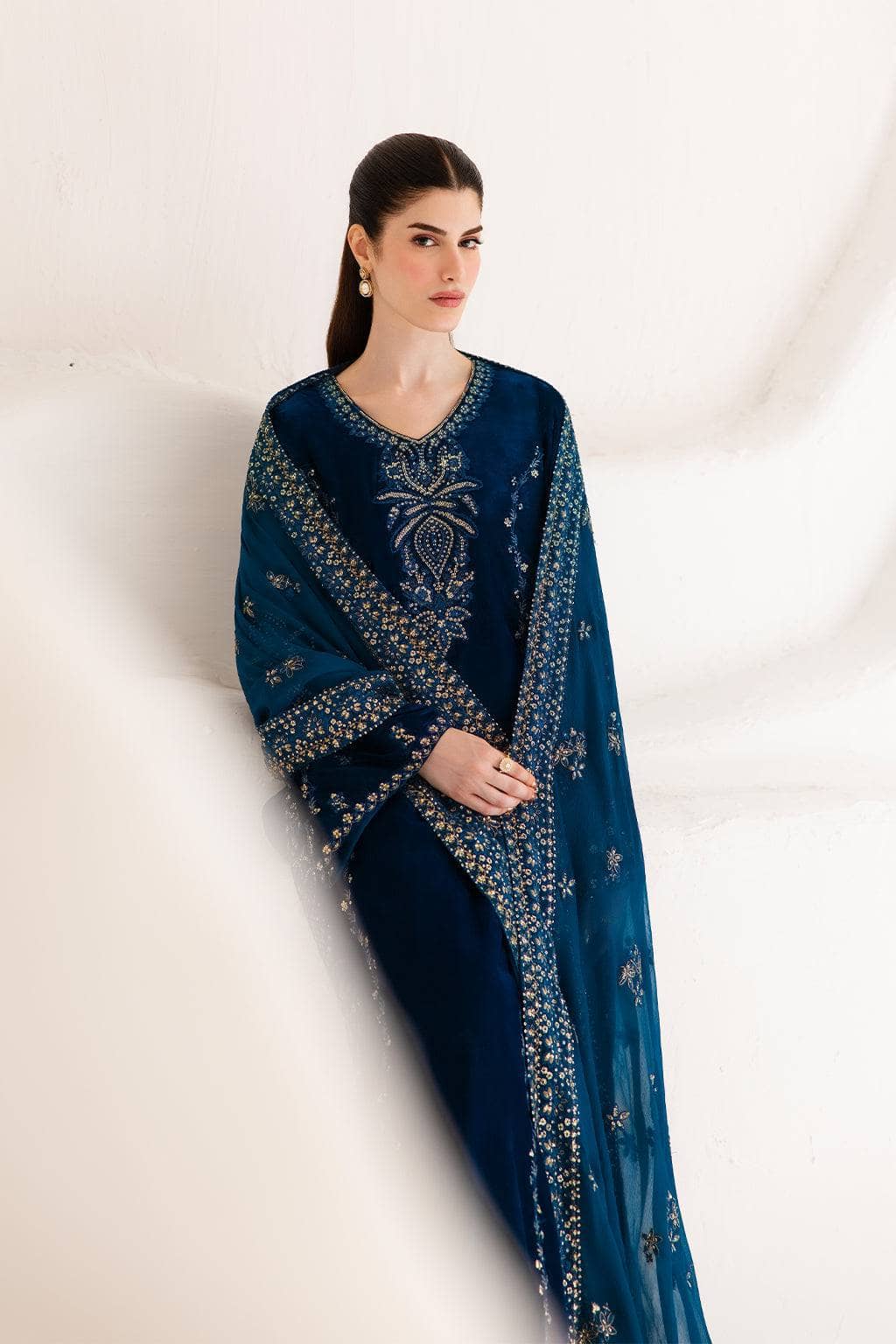 Emaan Adeel Velvet 26/Evanthe.