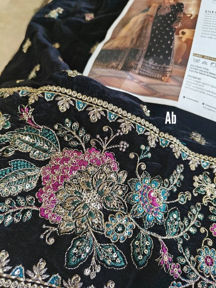 img_emaan_adeel_velvet_awwal_boutique