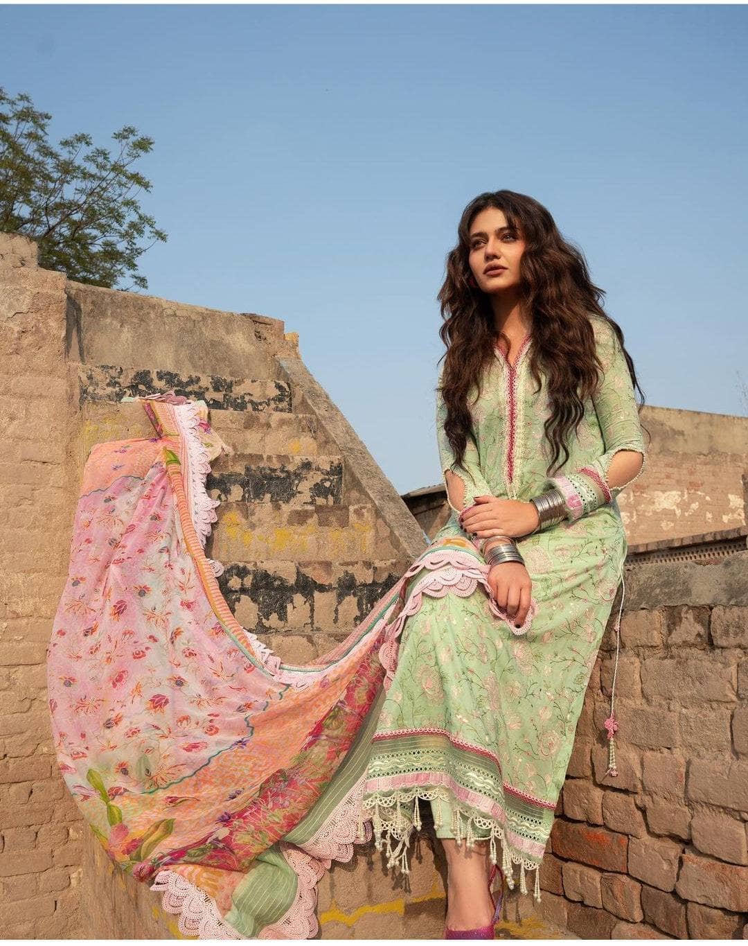 img_spotted_in_farah_talib_aziz_lawn_23_awwal_boutique