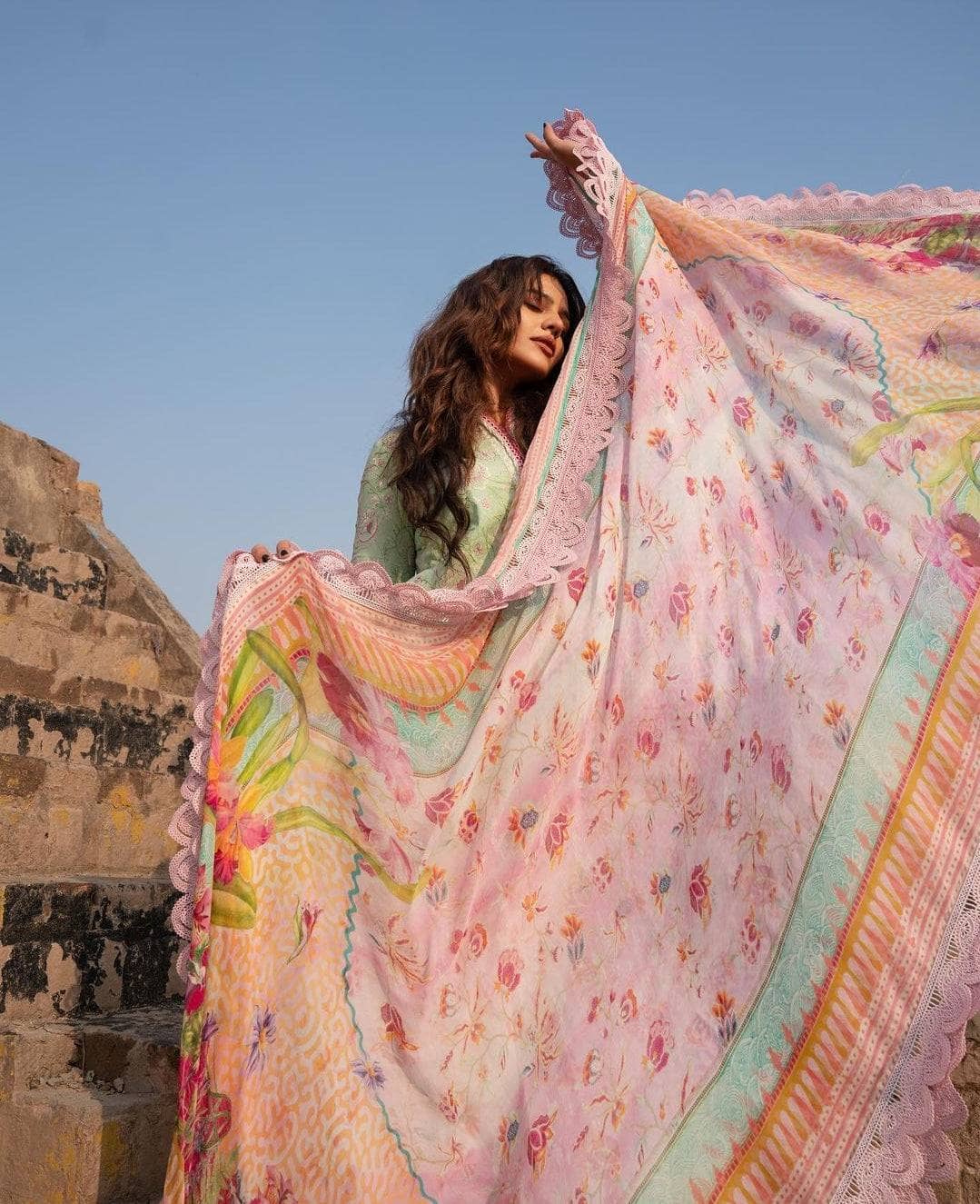 img_spotted_in_farah_talib_aziz_lawn_23_awwal_boutique
