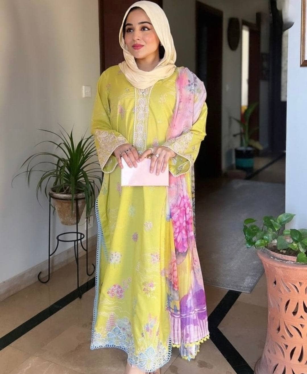 img_farah_talib_aziz_lawn_24_awwal_boutique