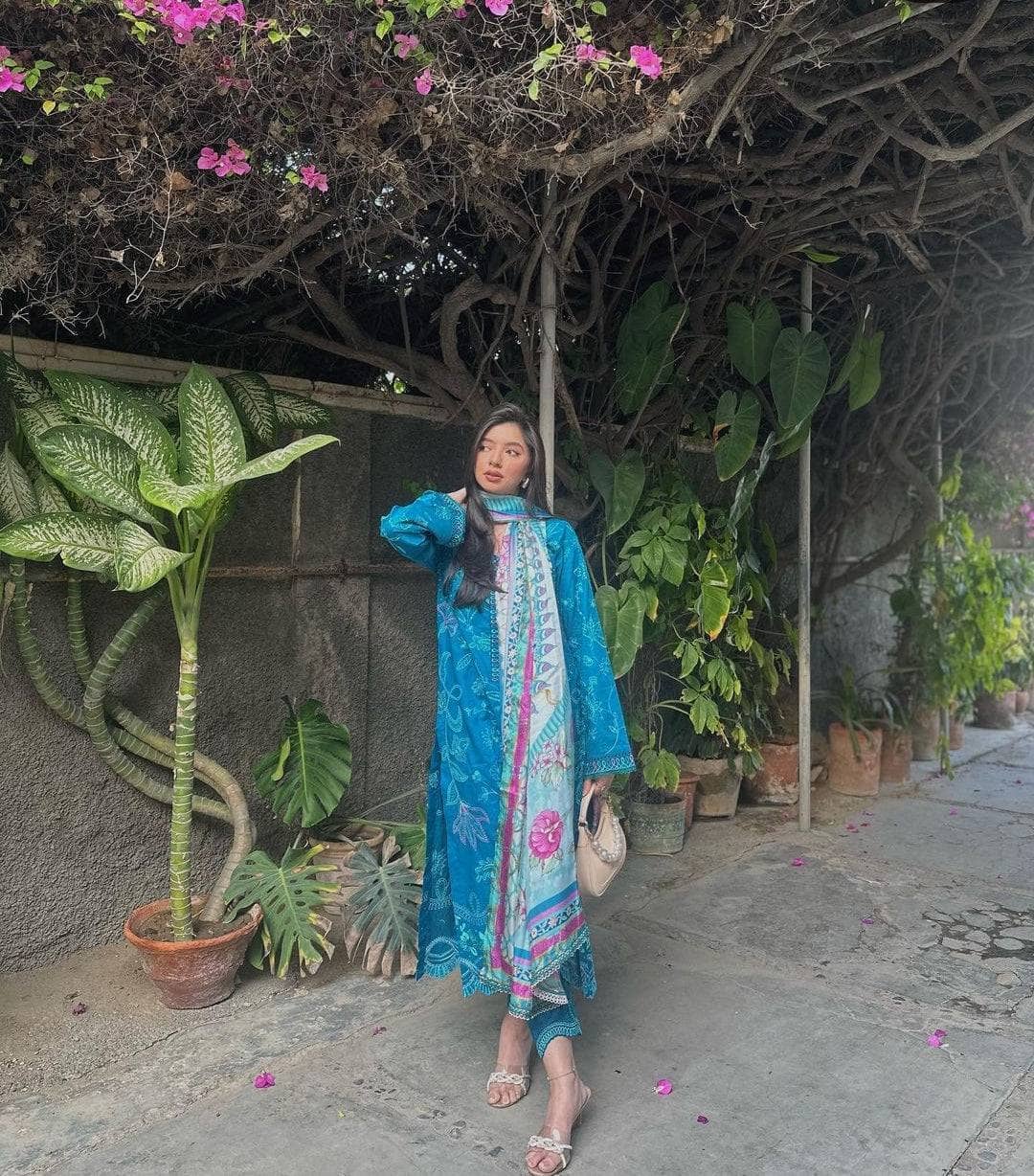 img_farah_talib_aziz_lawn_24_awwal_boutique