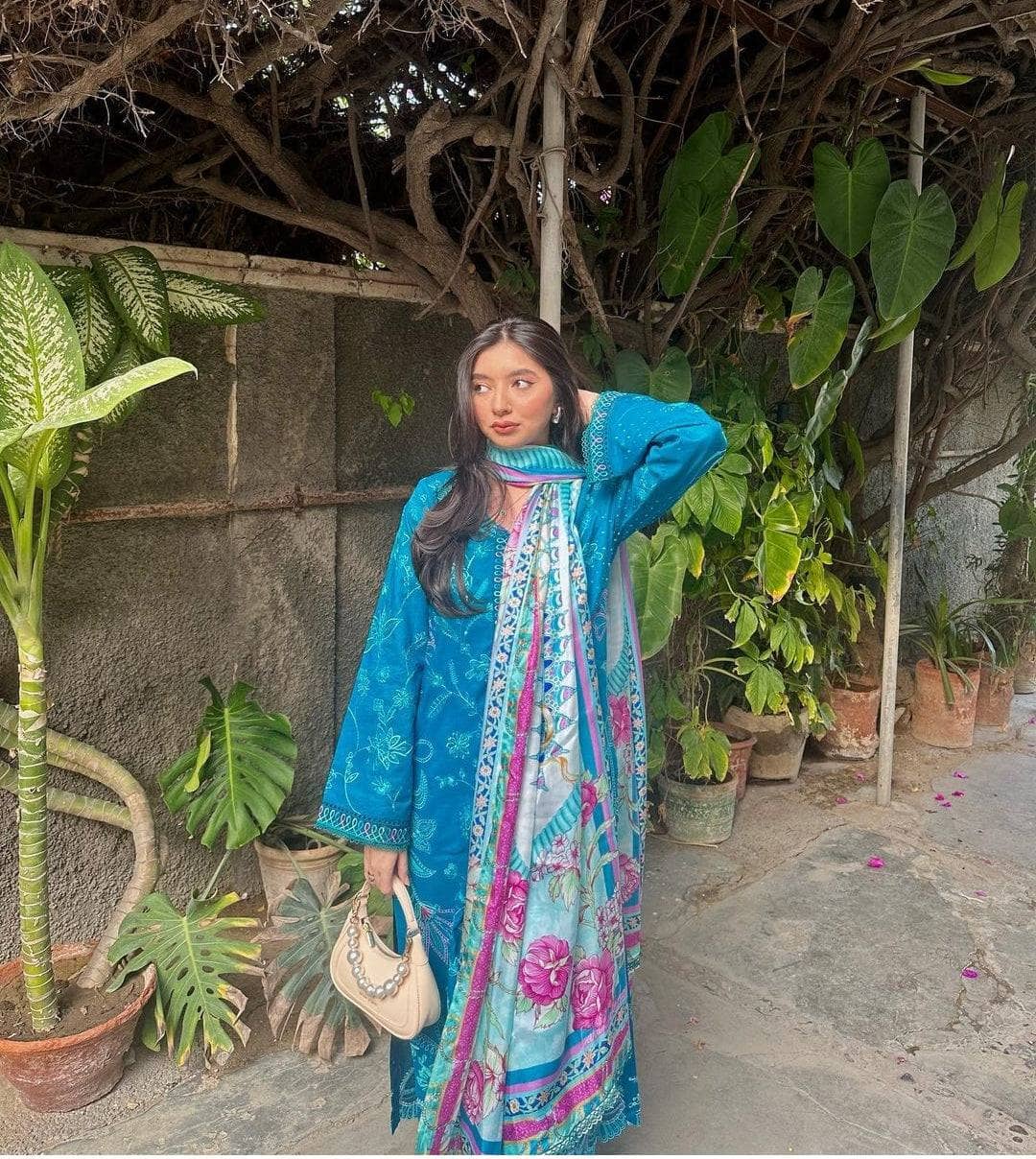 img_farah_talib_aziz_lawn_24_awwal_boutique