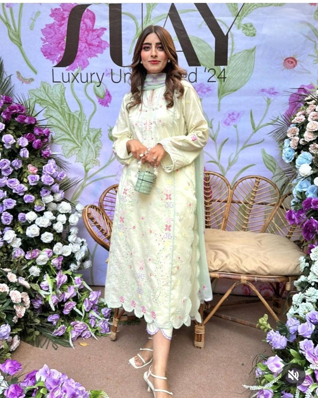 img_spotted_in_farah_talib_aziz_lawn_24_awwal_boutique