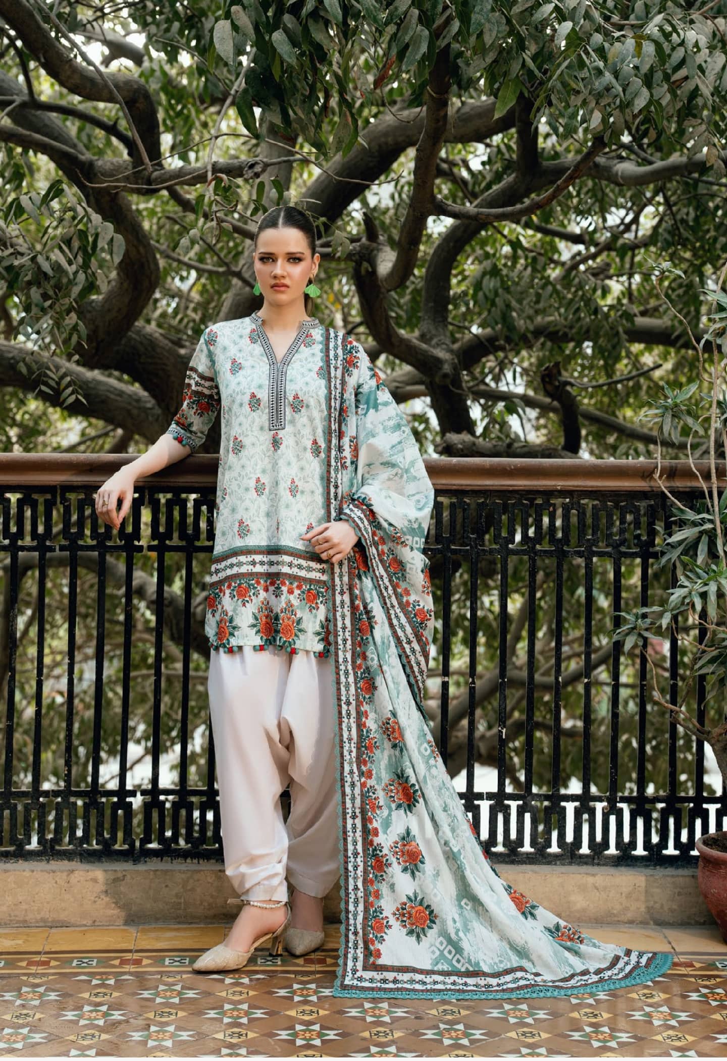 img_gul_ahmed_luxury_lawn_awwal_boutique