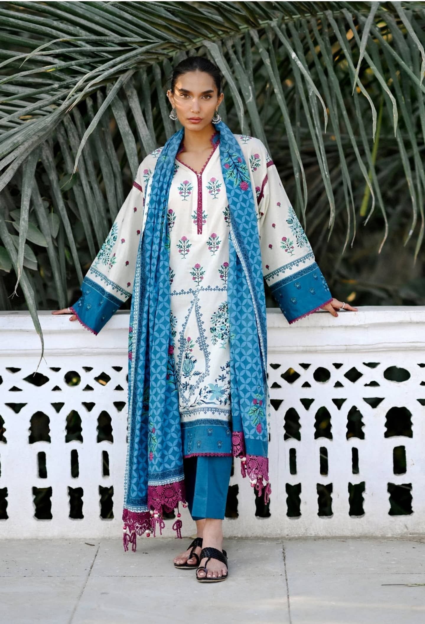 img_gul_ahmed_rangon_ka_angan_lawn_awwal_boutique