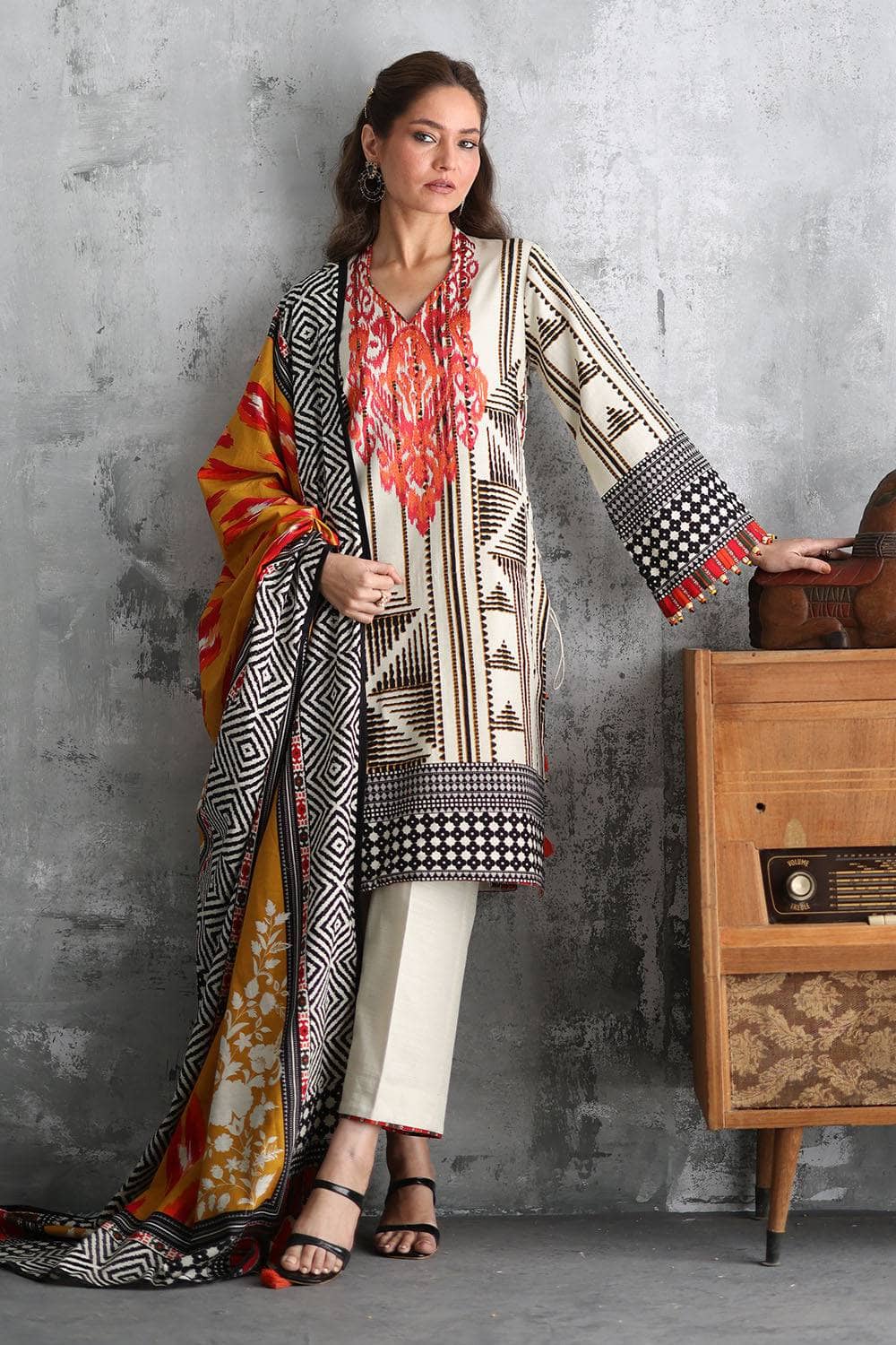 img_gul_ahmed_winter_story_awwal_boutique