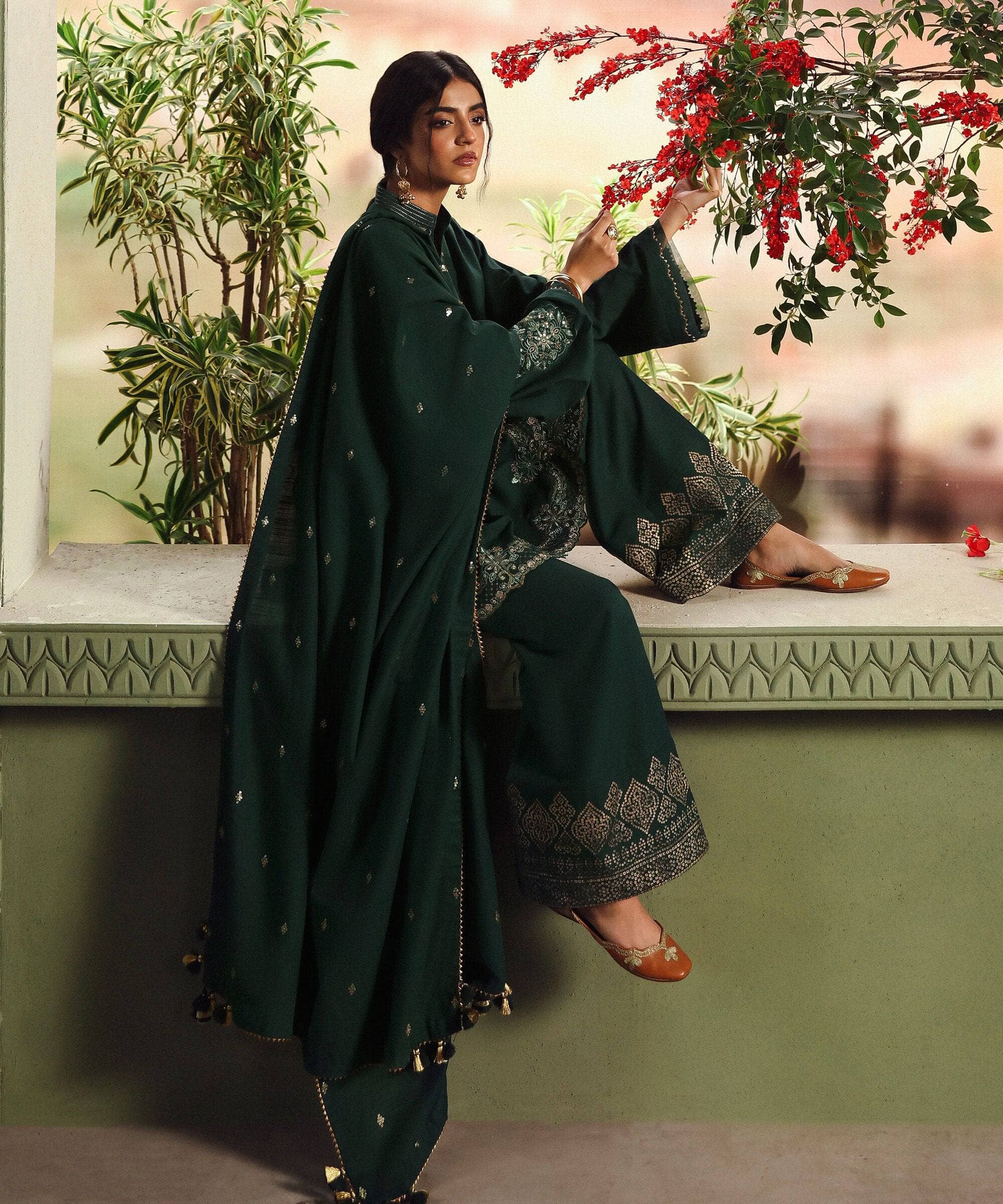 img_sapphire_winter_awwal_boutique