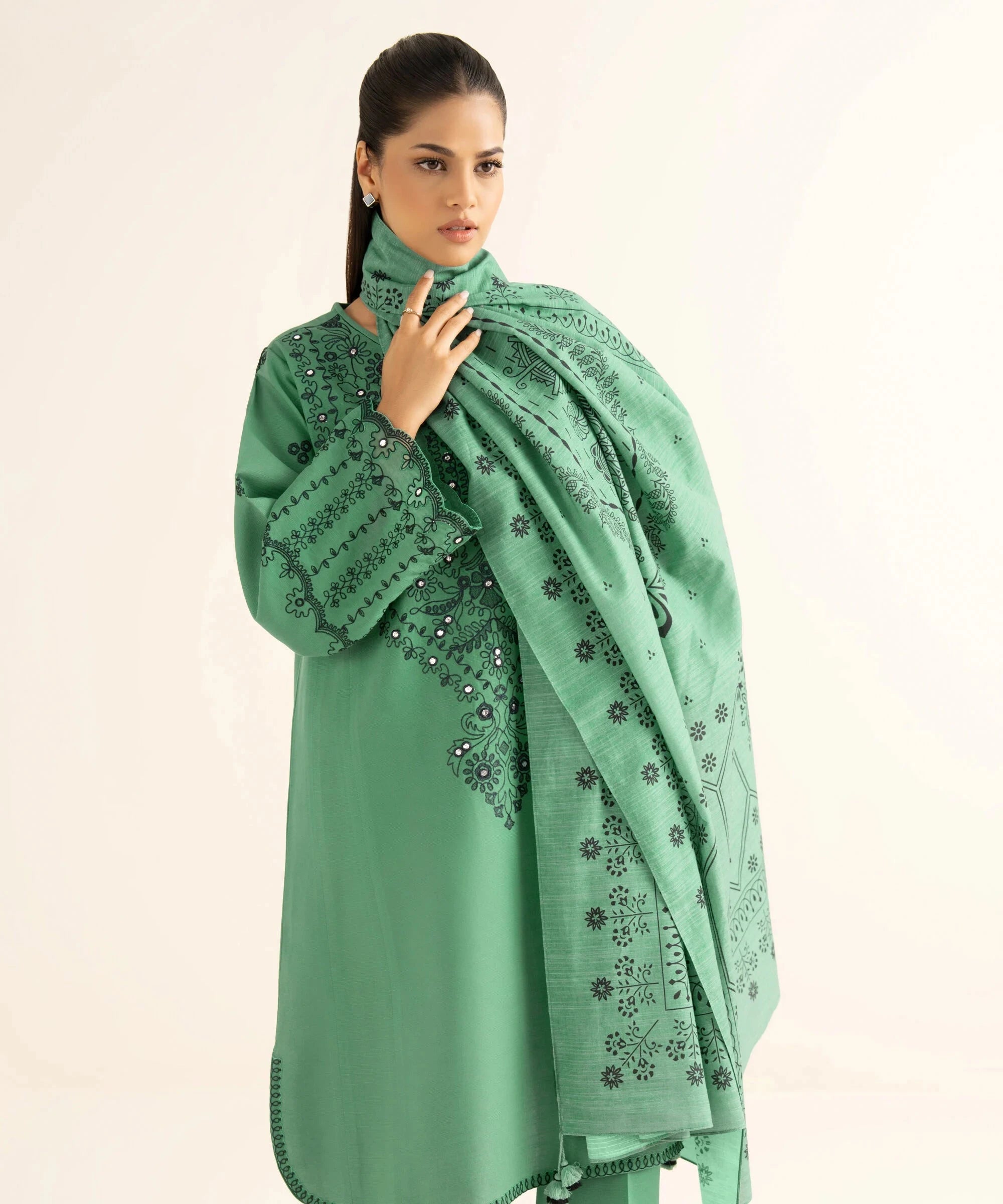 Sapphire Fall Winter 25/Embroideried Light Khaddar Suit/0U3PESG25V83