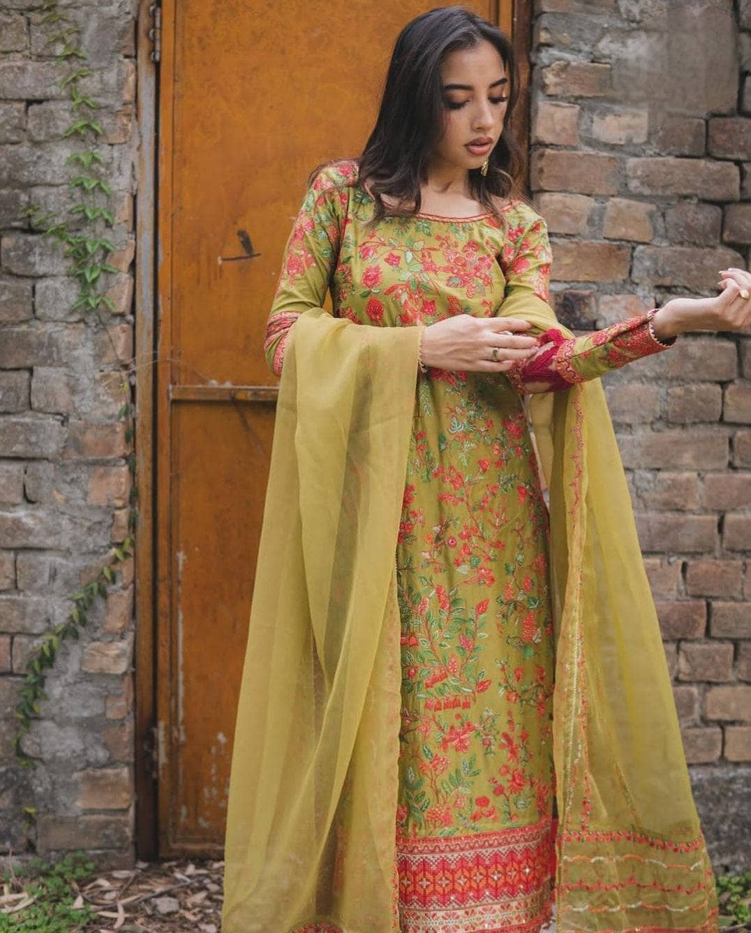 img_hussain_rehar_lawn_24_awwal_boutique