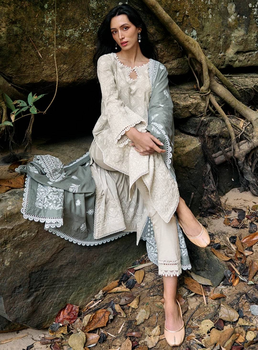 img_image_lawnkari_24_awwal_boutique