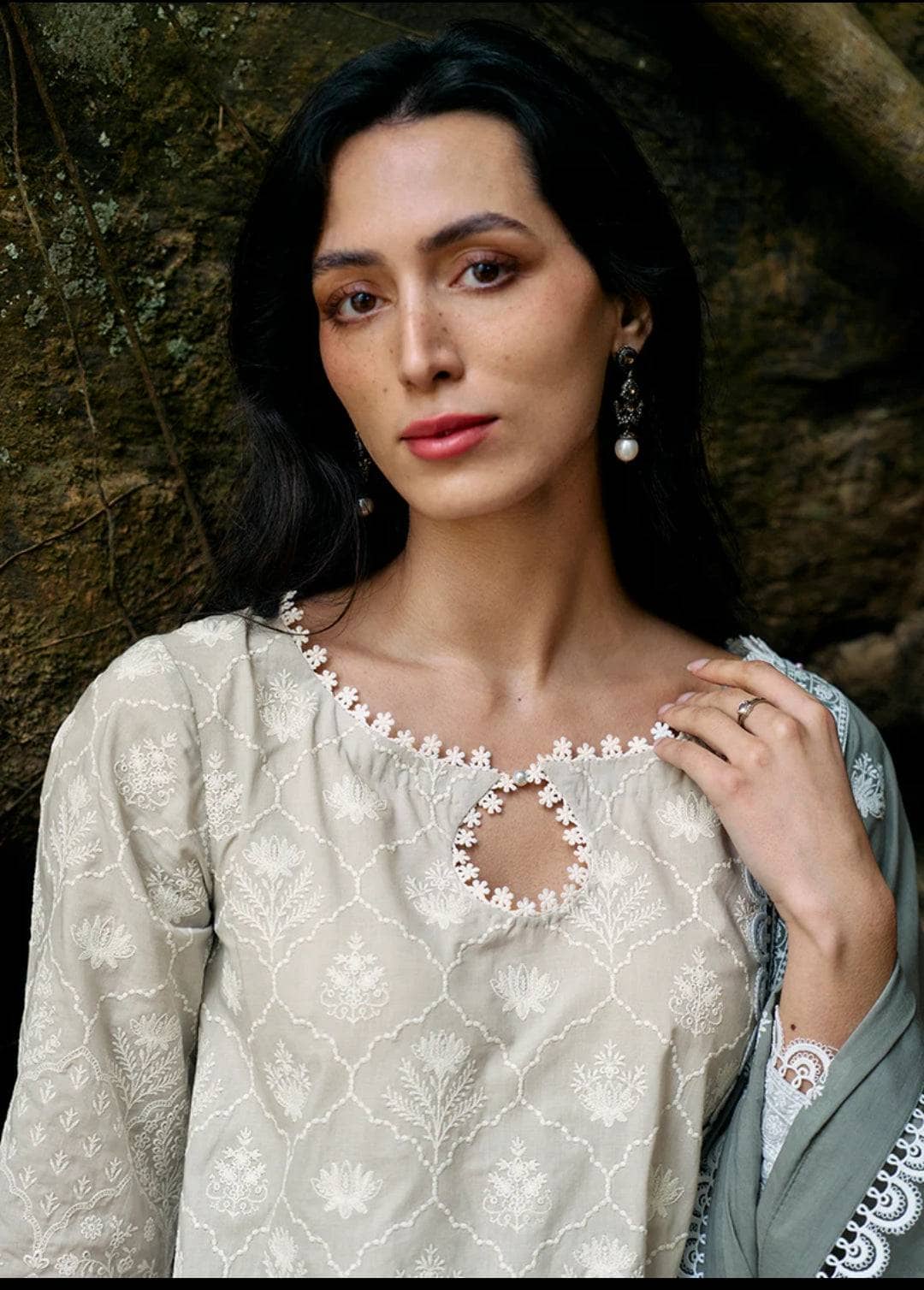 img_image_lawnkari_24_awwal_boutique