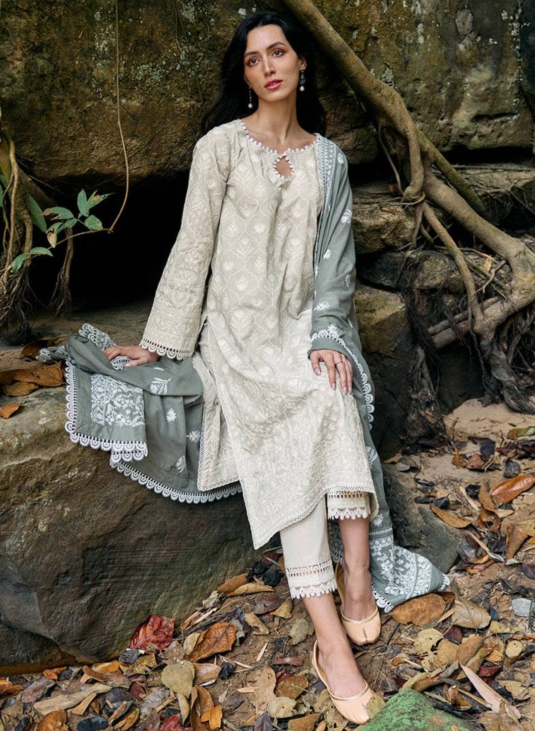 img_image_lawnkari_24_awwal_boutique