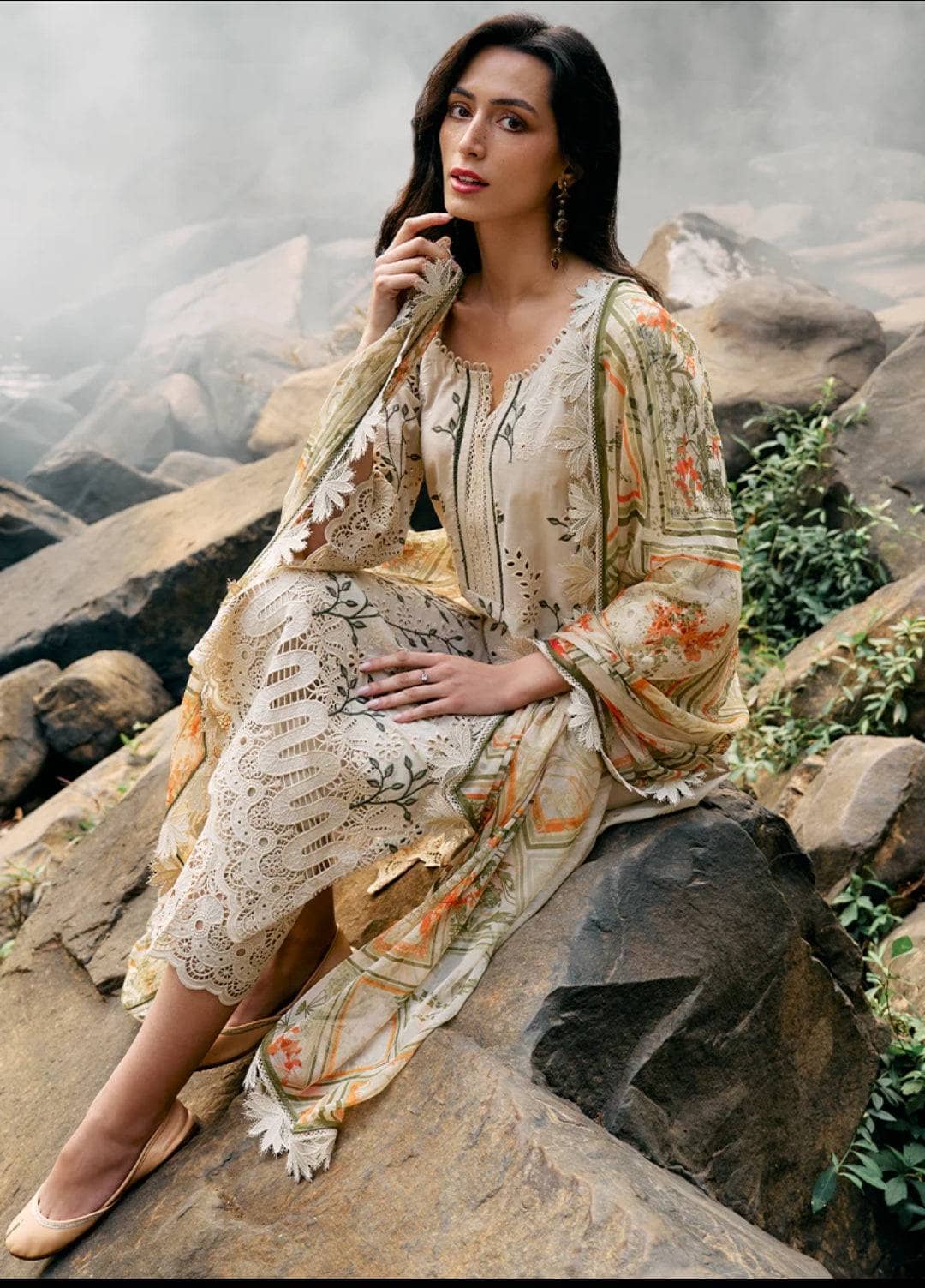 img_image_lawnkari_awwal_boutique