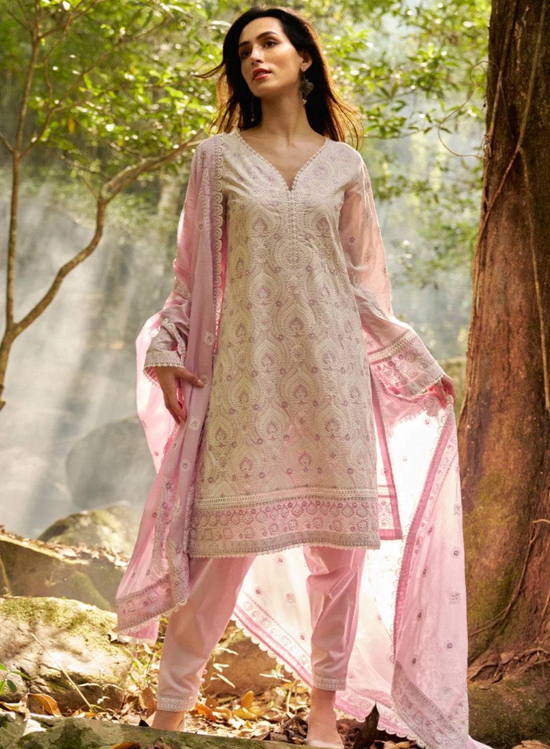 img_image_lawnkari_awwal_boutique