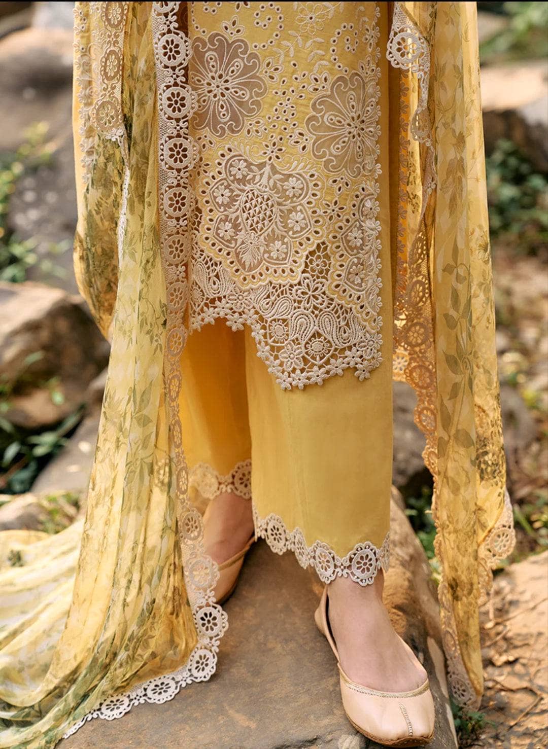 img_image_lawnkari_awwal_boutique