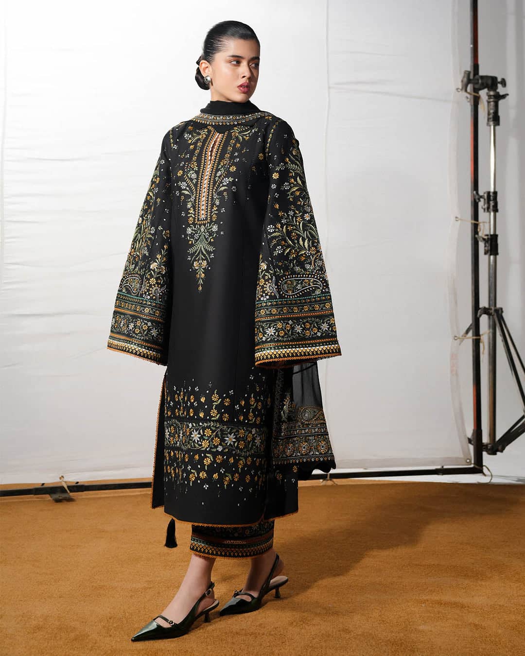 Restocked/Jugnu Lahore Lawn/Rani/Black