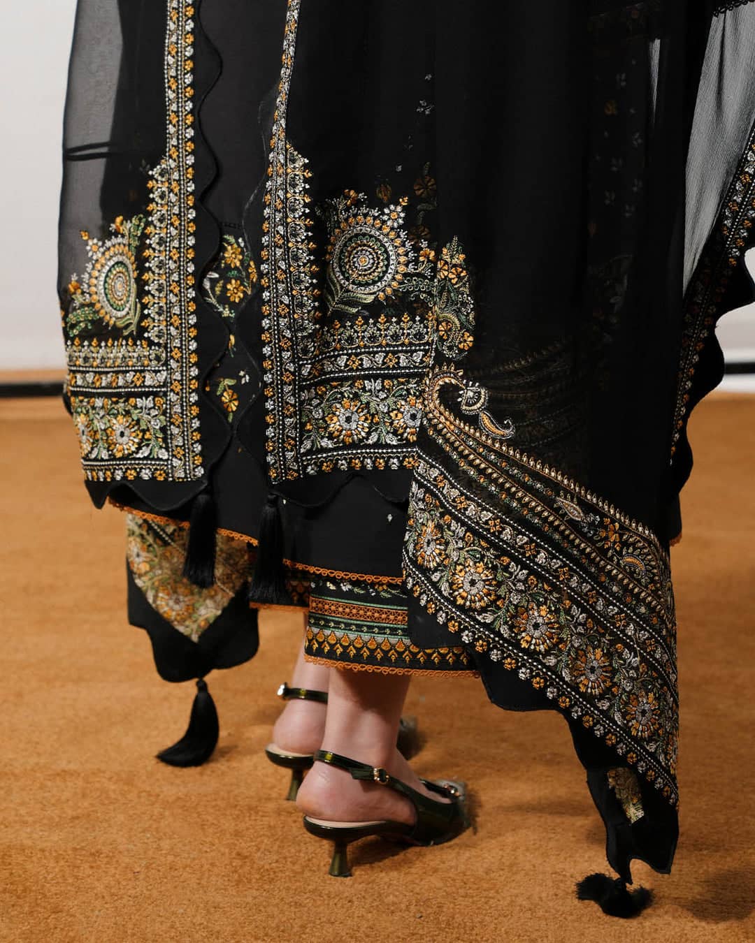 img_jugnu_lahore_lawn_awwal_boutique