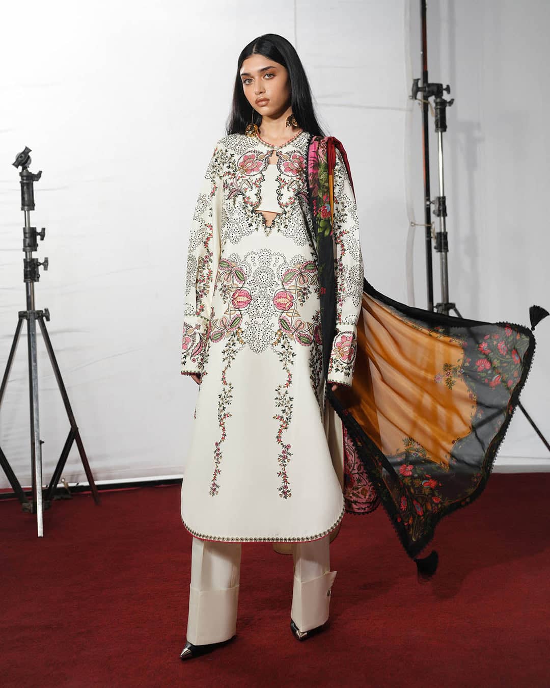 img_jugnu_lahore_lawn_awwal_boutique