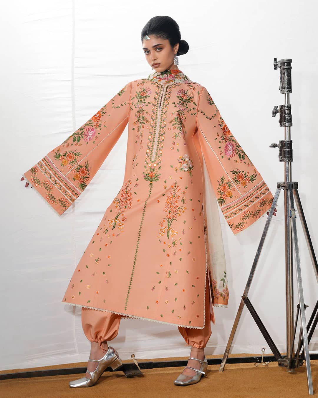 img_jugnu_lahore_lawn_awwal_boutique