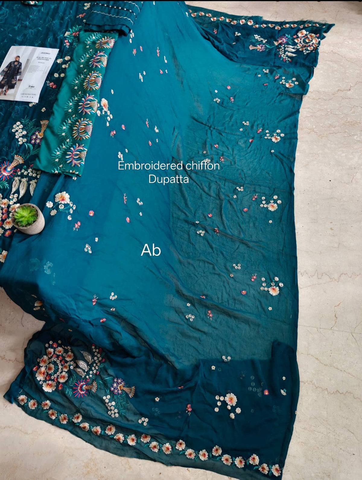 img_jugnu_lahore_winter_awwal_boutique