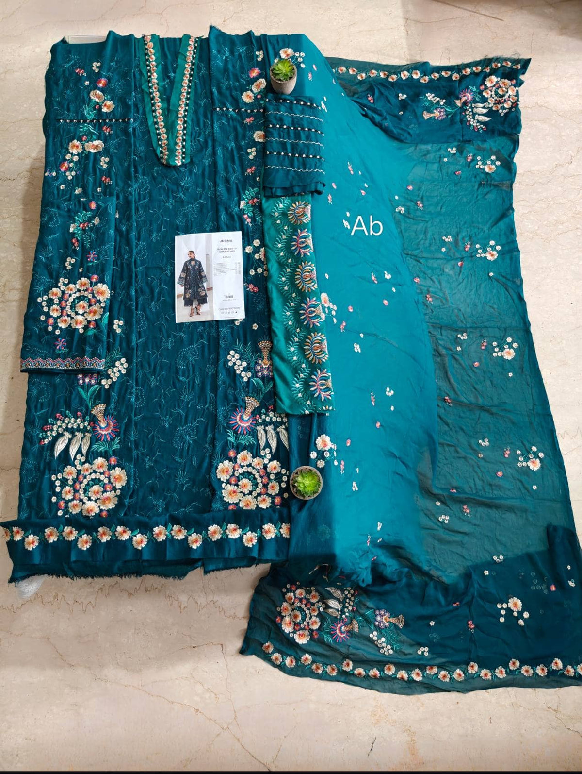 img_jugnu_lahore_winter_awwal_boutique