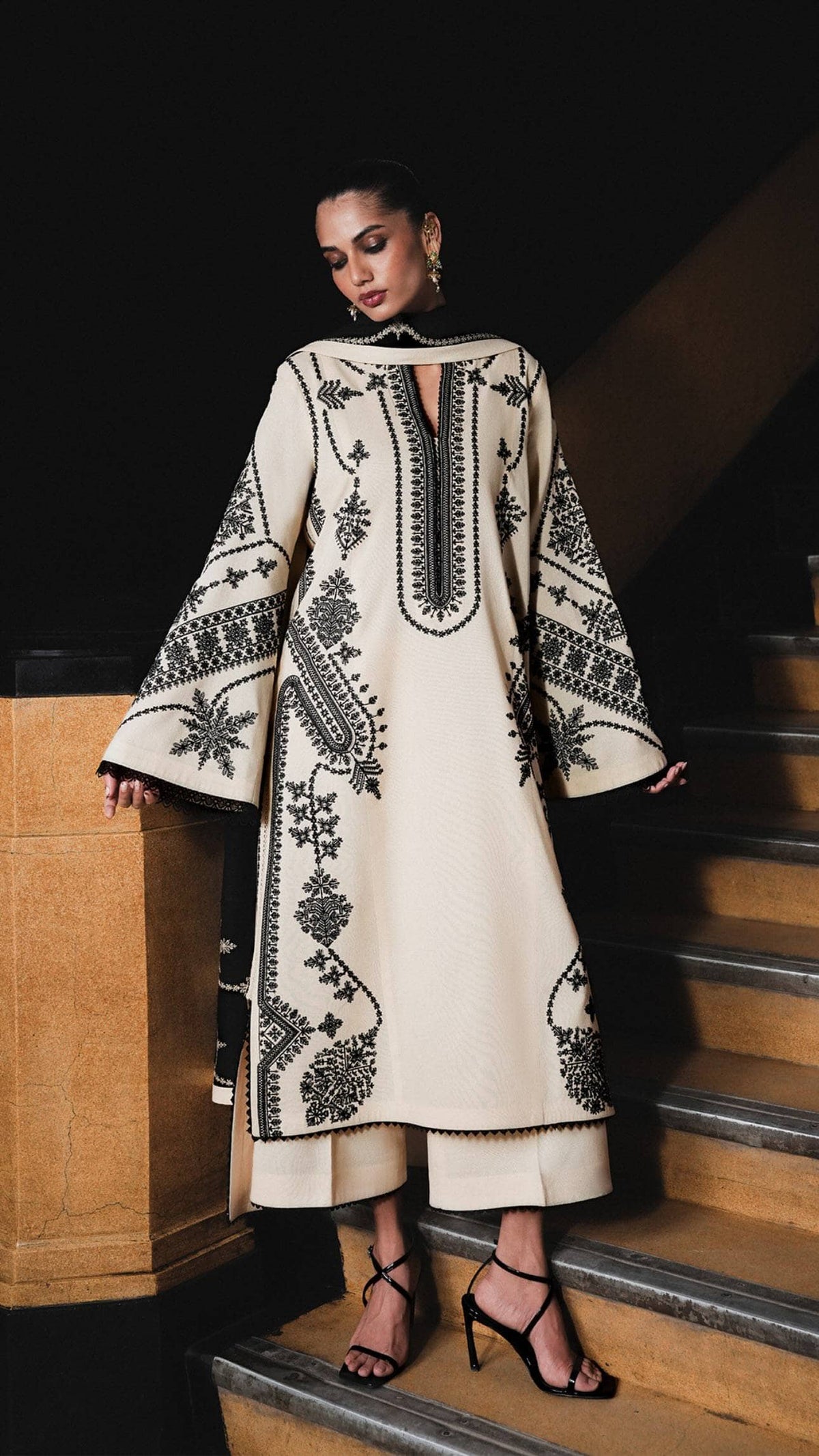 Jugnu Lahore/Karandi/Nigah/Ivory & Black