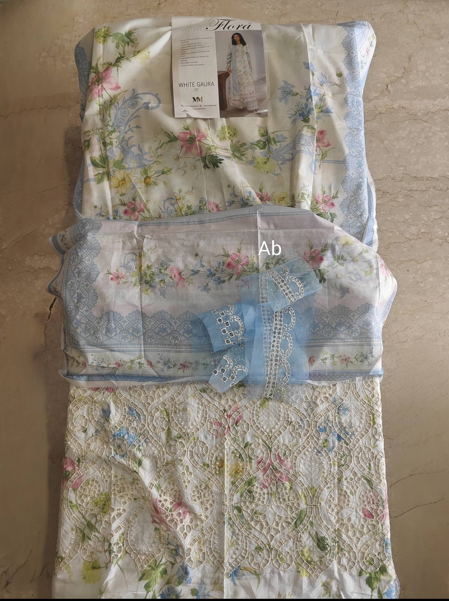 Sale‼️Open Pic/Manara Luxury Lawn 26/White Gaura/Off White