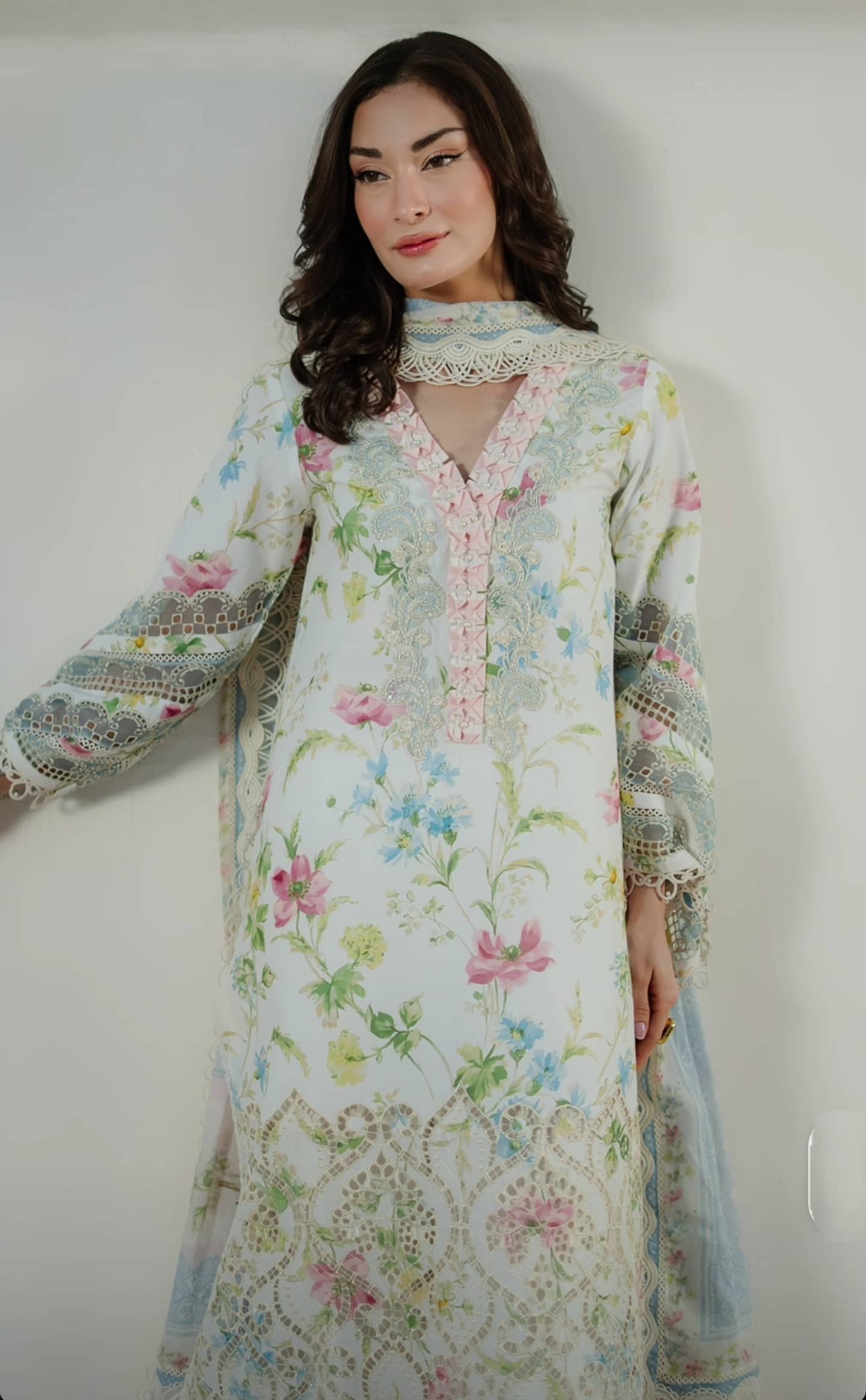 Sale‼️Manara Luxury Lawn 26/White Gaura/Off White