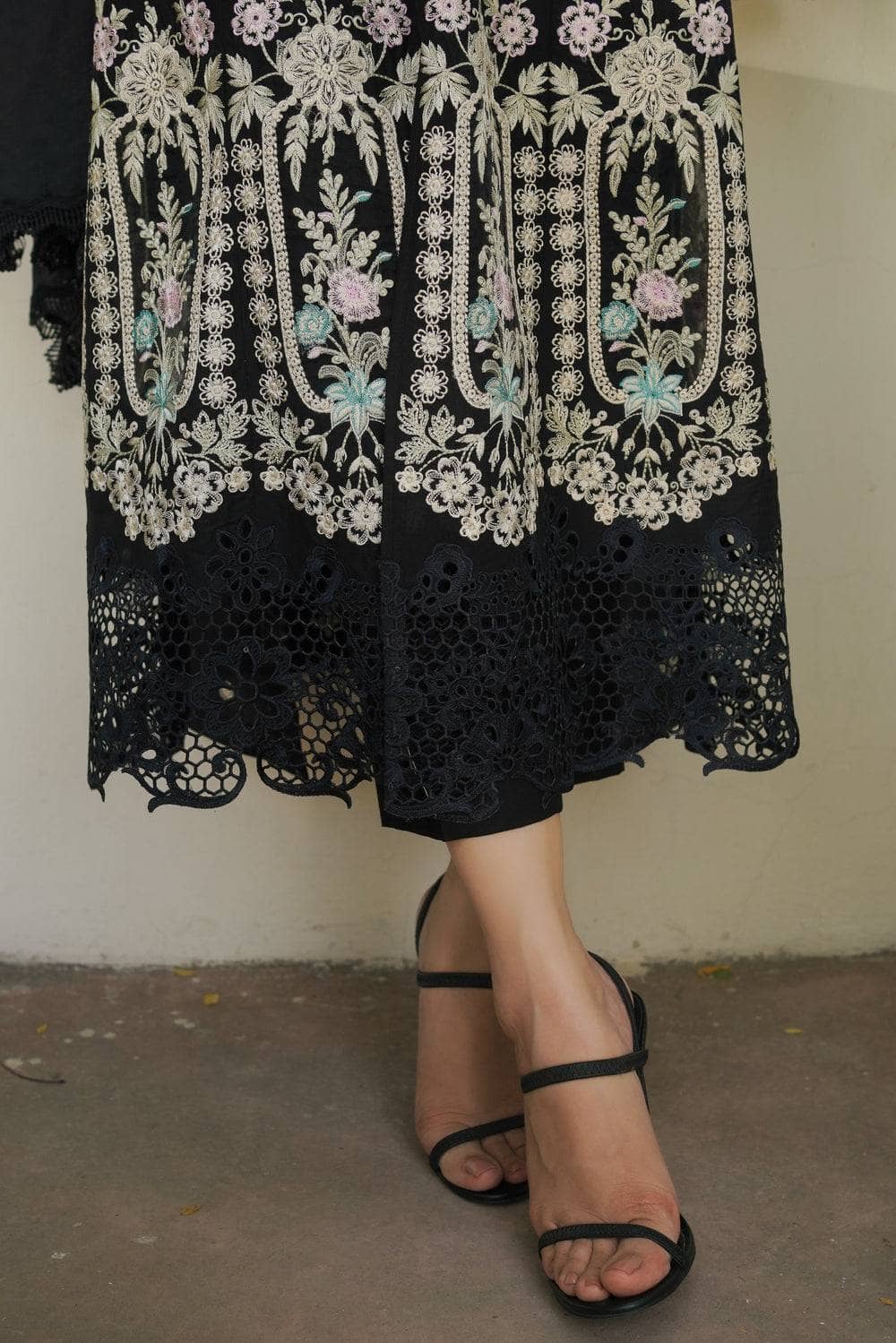 img_manara_by_maria_asif_beig_lawn_awwal_boutique