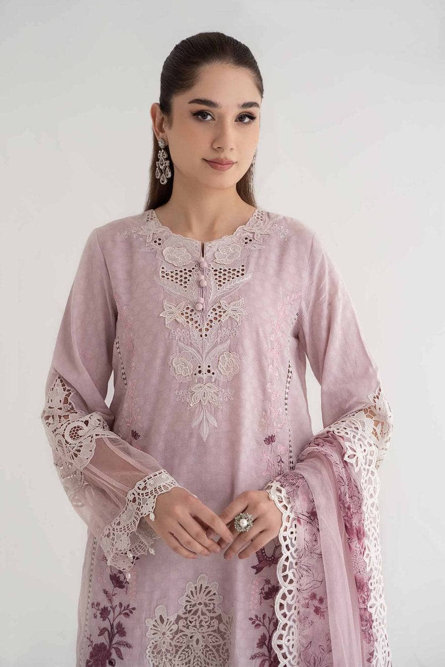 img_maria_b_lawn_24_awwal_boutique