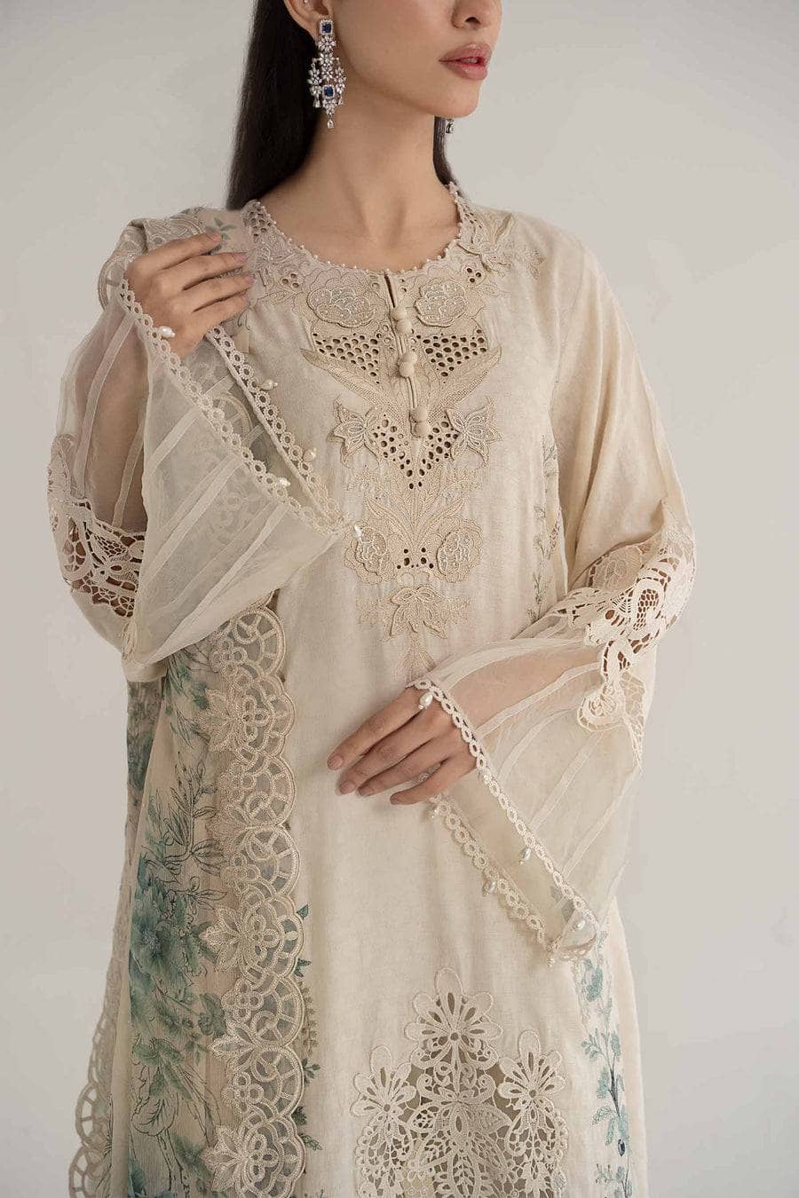 img_maria_b_lawn_24_awwal_boutique
